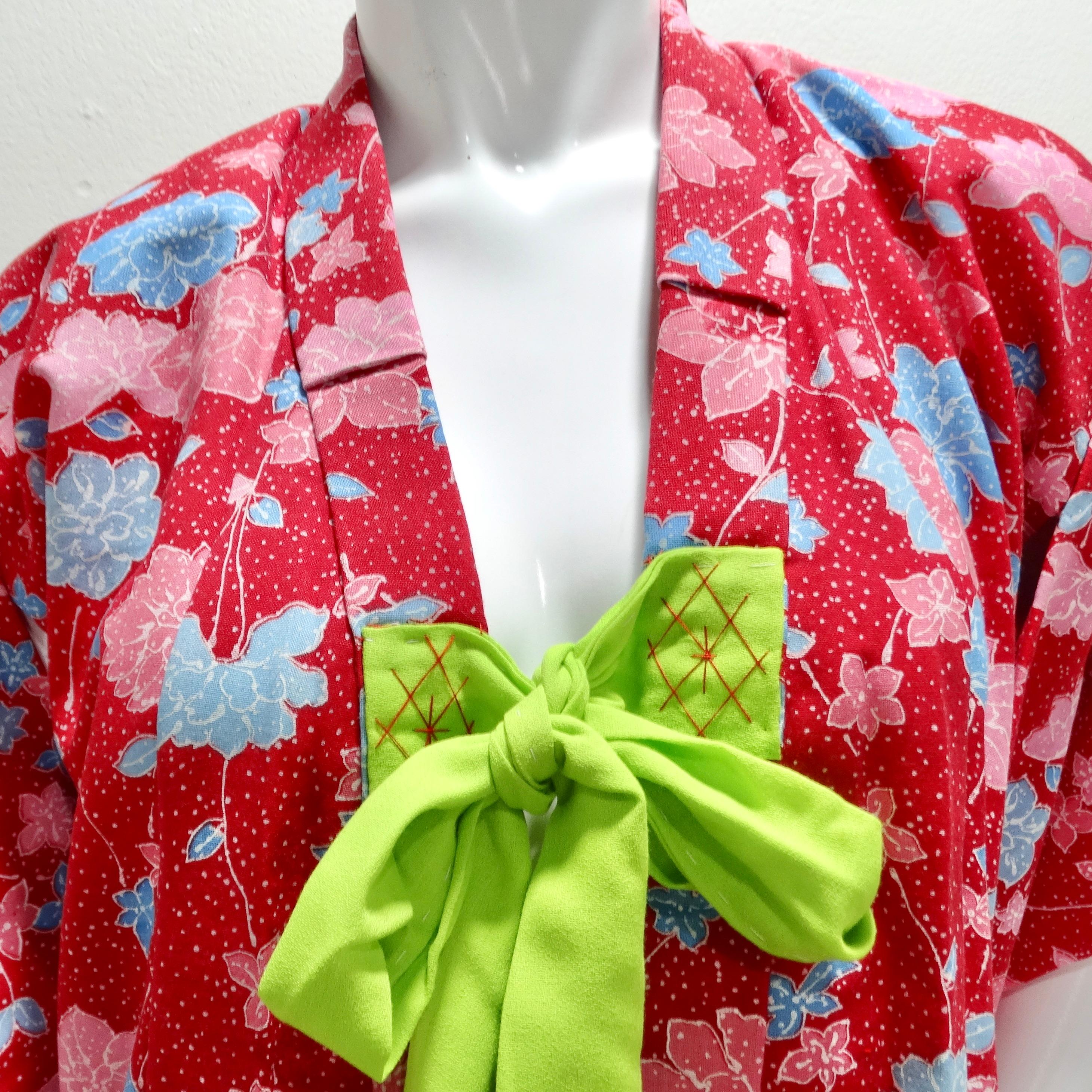 Der handgefertigte japanische Kimono aus roter Baumwolle aus den 1970er Jahren - ein bezaubernder und lebendiger Schatz, der die zeitlose Schönheit der traditionellen japanischen Handwerkskunst verkörpert. Dieser handgefertigte Kimono ist mehr als