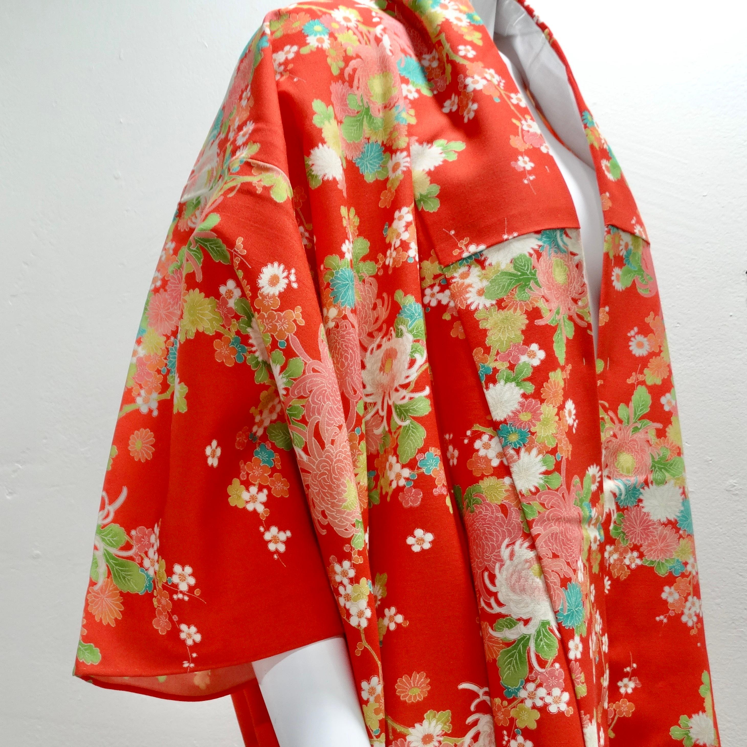 1970er Handgefertigter japanischer roter geblümter langer Kimono für Damen oder Herren im Angebot
