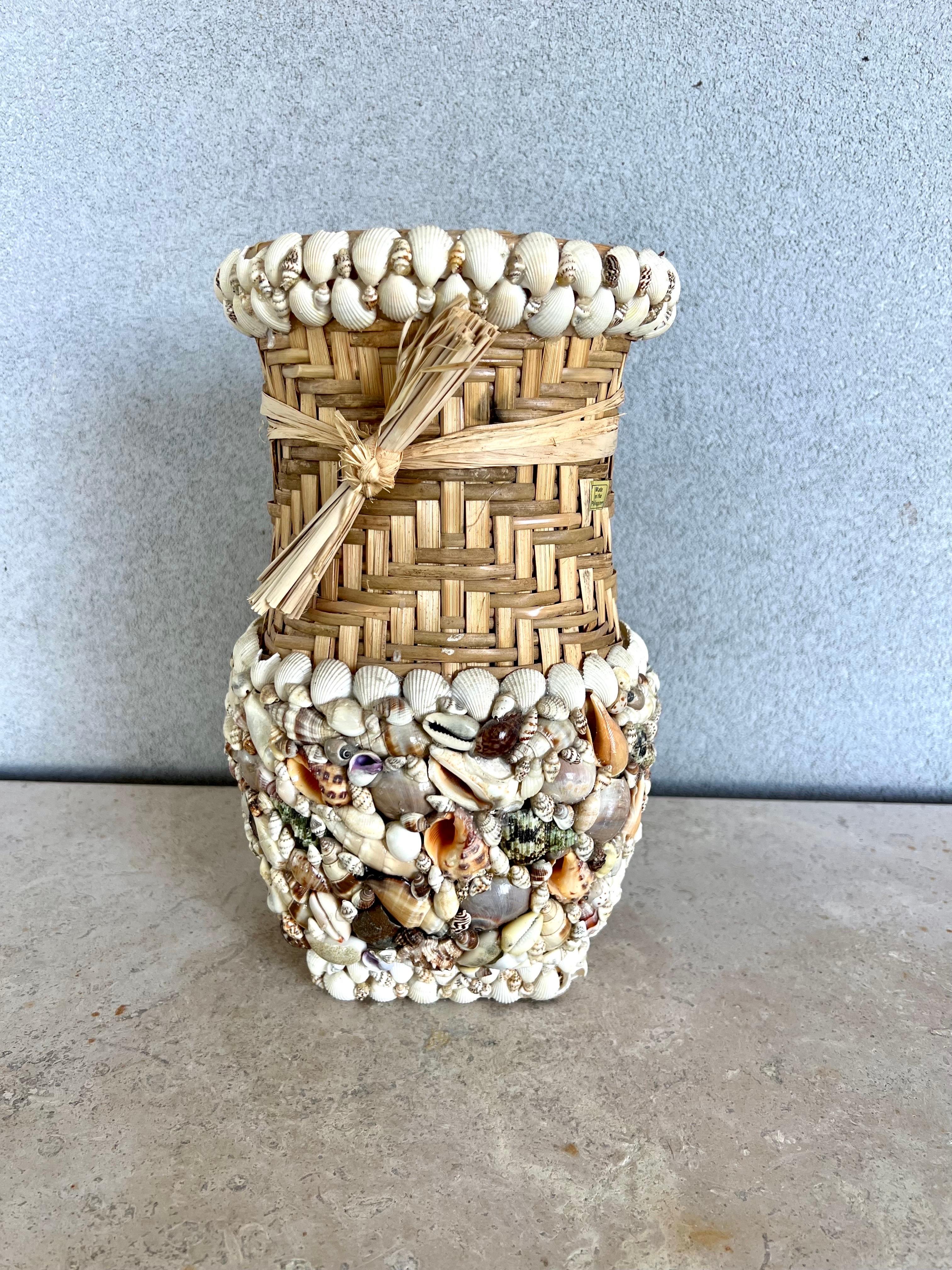 Vase unique en rotin et coquillages fabriqué à la main aux Philippines.
