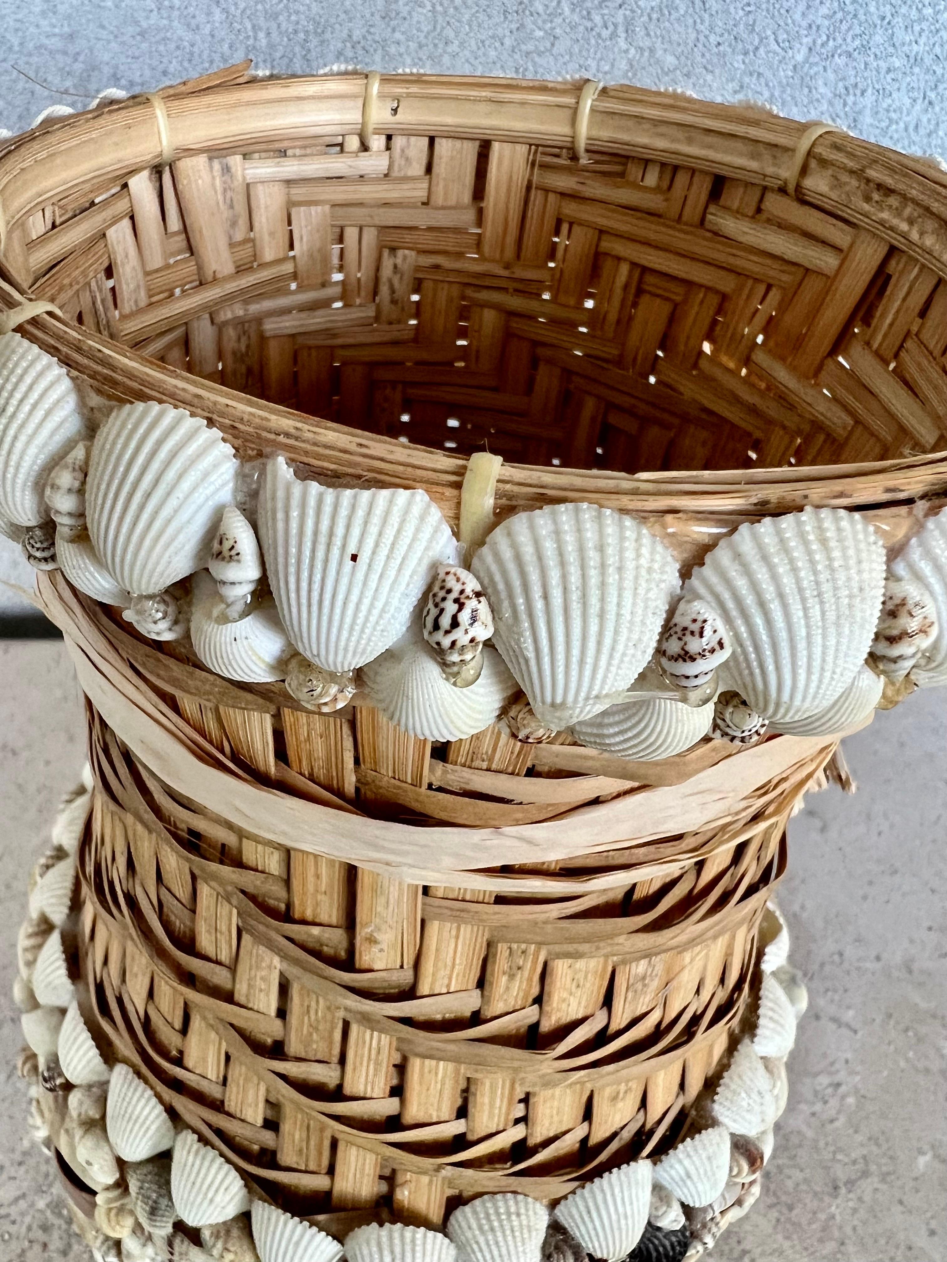 Vase d'art en coquillage des années 1970 fabriqué à la main aux Philippines État moyen - En vente à Fort Washington, MD