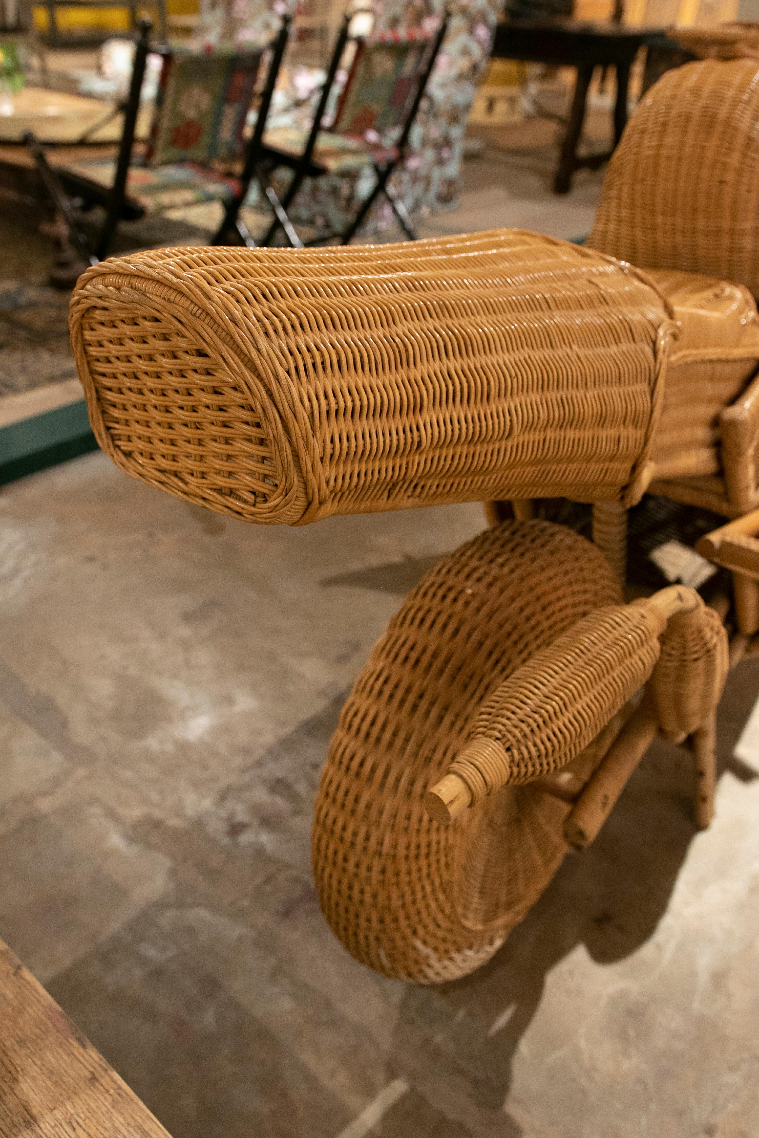Handgefertigtes Motorrad aus Korbweide und Bambus aus den 1970er Jahren im Angebot 7