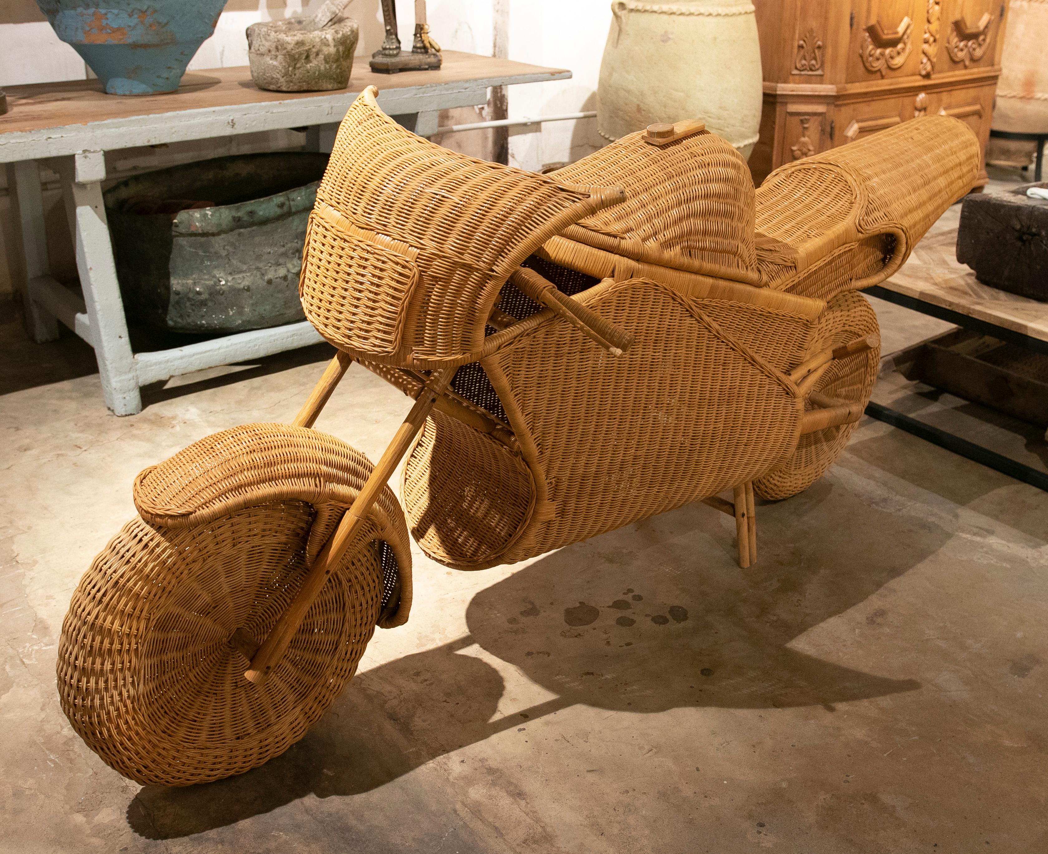 1970er Jahre Handgefertigtes Rennmotorrad aus Weide und Bambus.