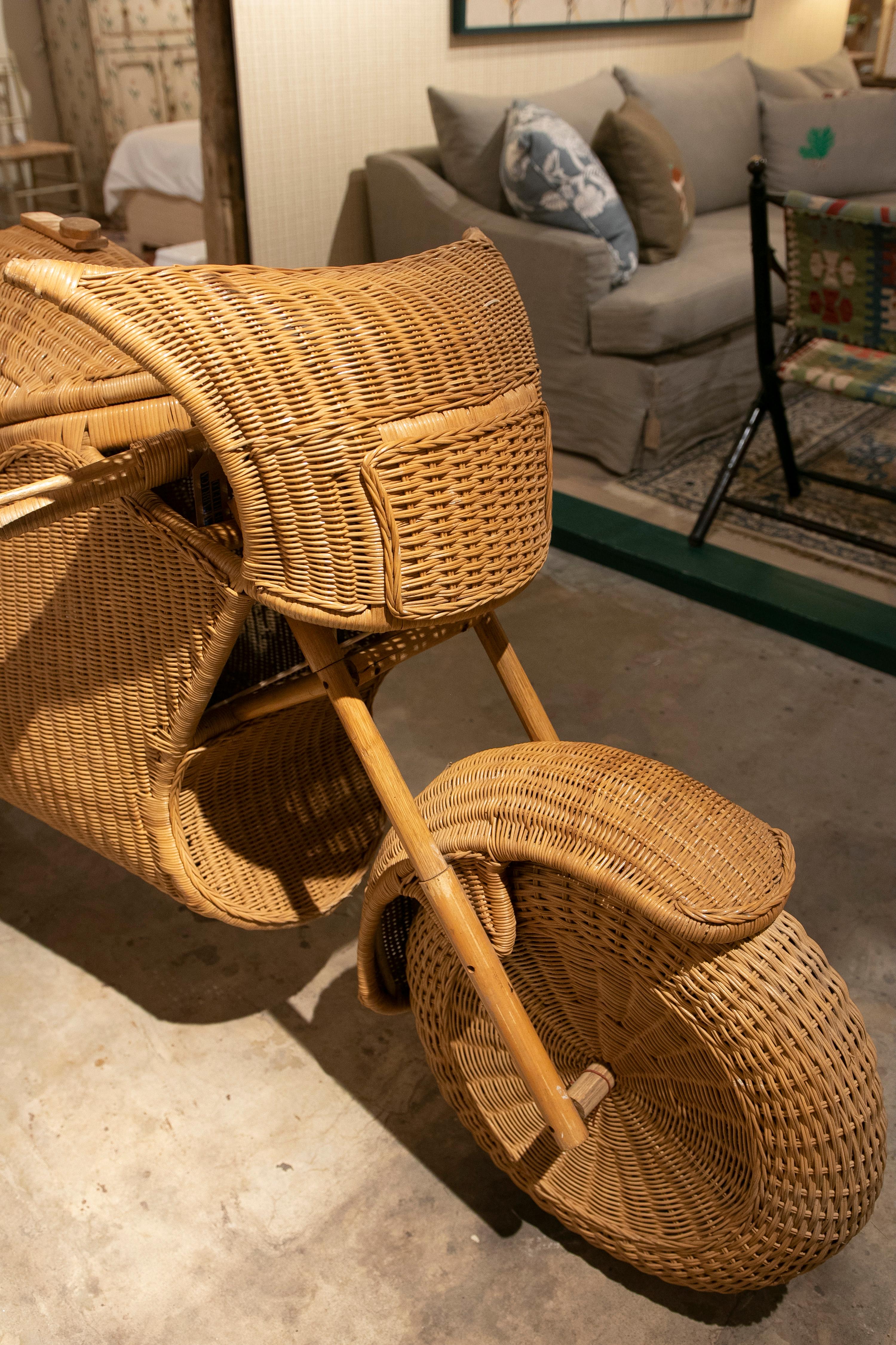 Handgefertigtes Motorrad aus Korbweide und Bambus aus den 1970er Jahren (20. Jahrhundert) im Angebot