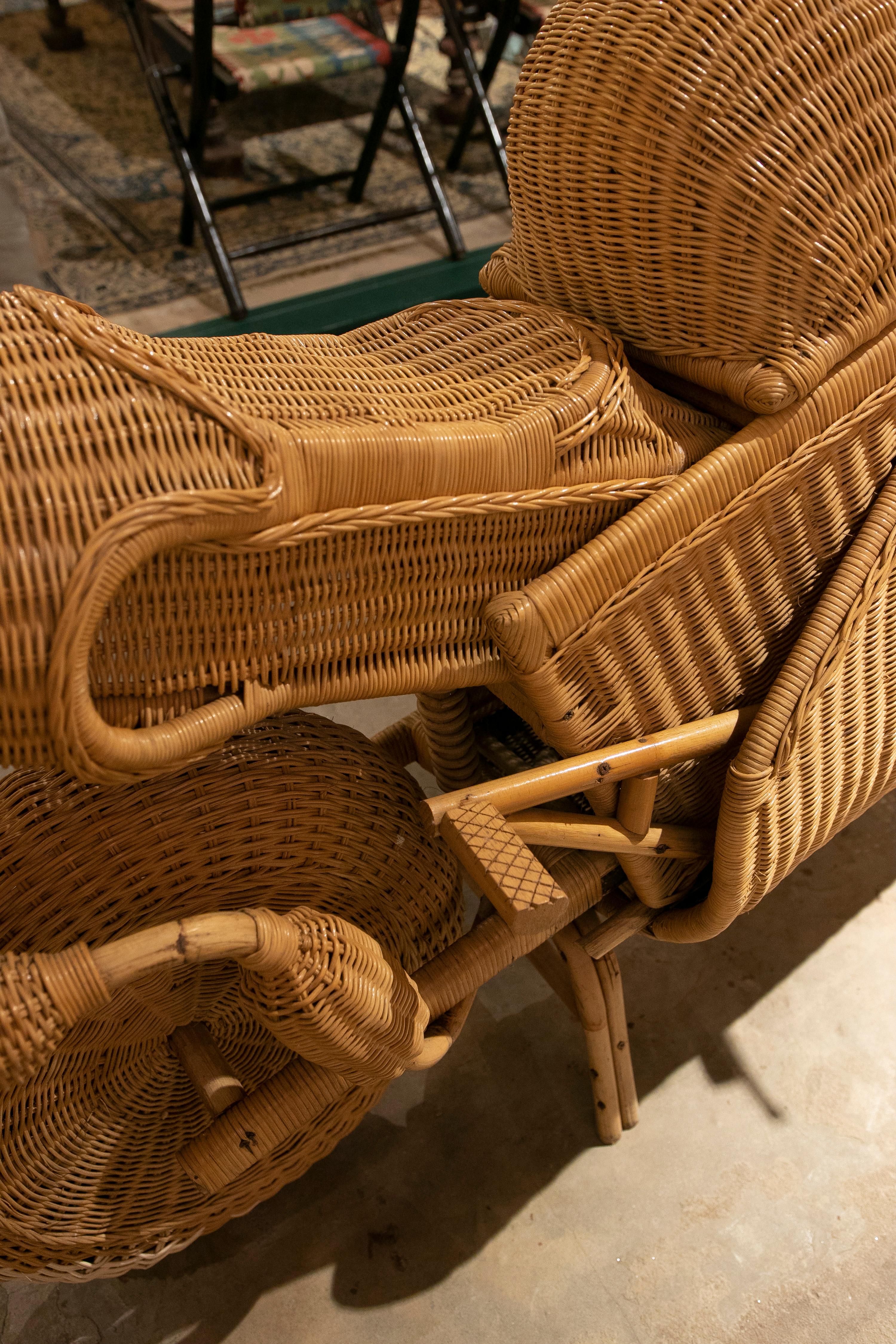 Handgefertigtes Motorrad aus Korbweide und Bambus aus den 1970er Jahren im Angebot 3