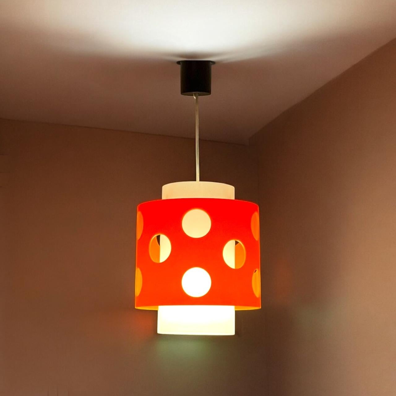 1970er Hängelampe aus orangefarbenem und weißem Polycarbonat - Space Age Design im Zustand „Gut“ im Angebot in San Benedetto Del Tronto, IT