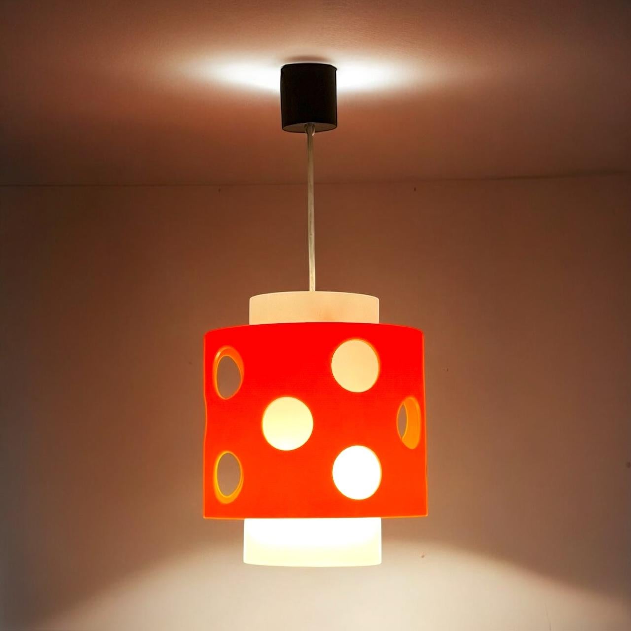 1970er Hängelampe aus orangefarbenem und weißem Polycarbonat - Space Age Design (Ende des 20. Jahrhunderts) im Angebot