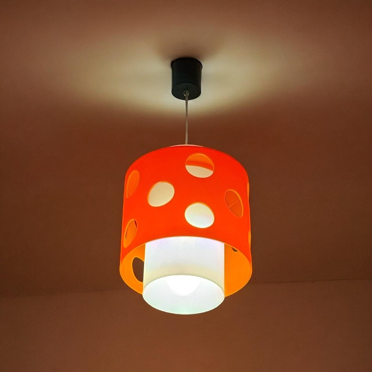 1970er Hängelampe aus orangefarbenem und weißem Polycarbonat - Space Age Design (Metall) im Angebot