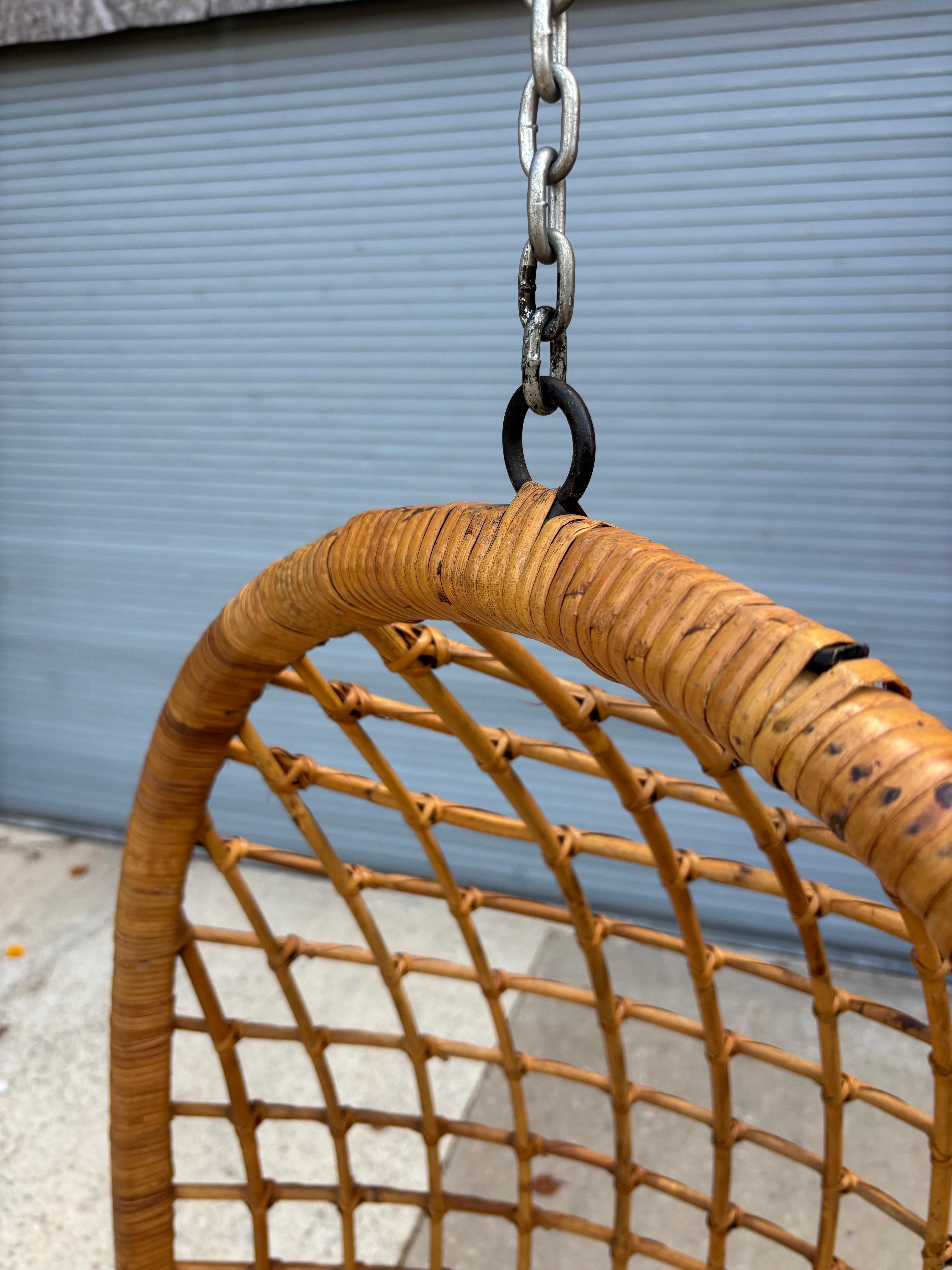 Chaise suspendue en rotin des années 1970 en vente 2