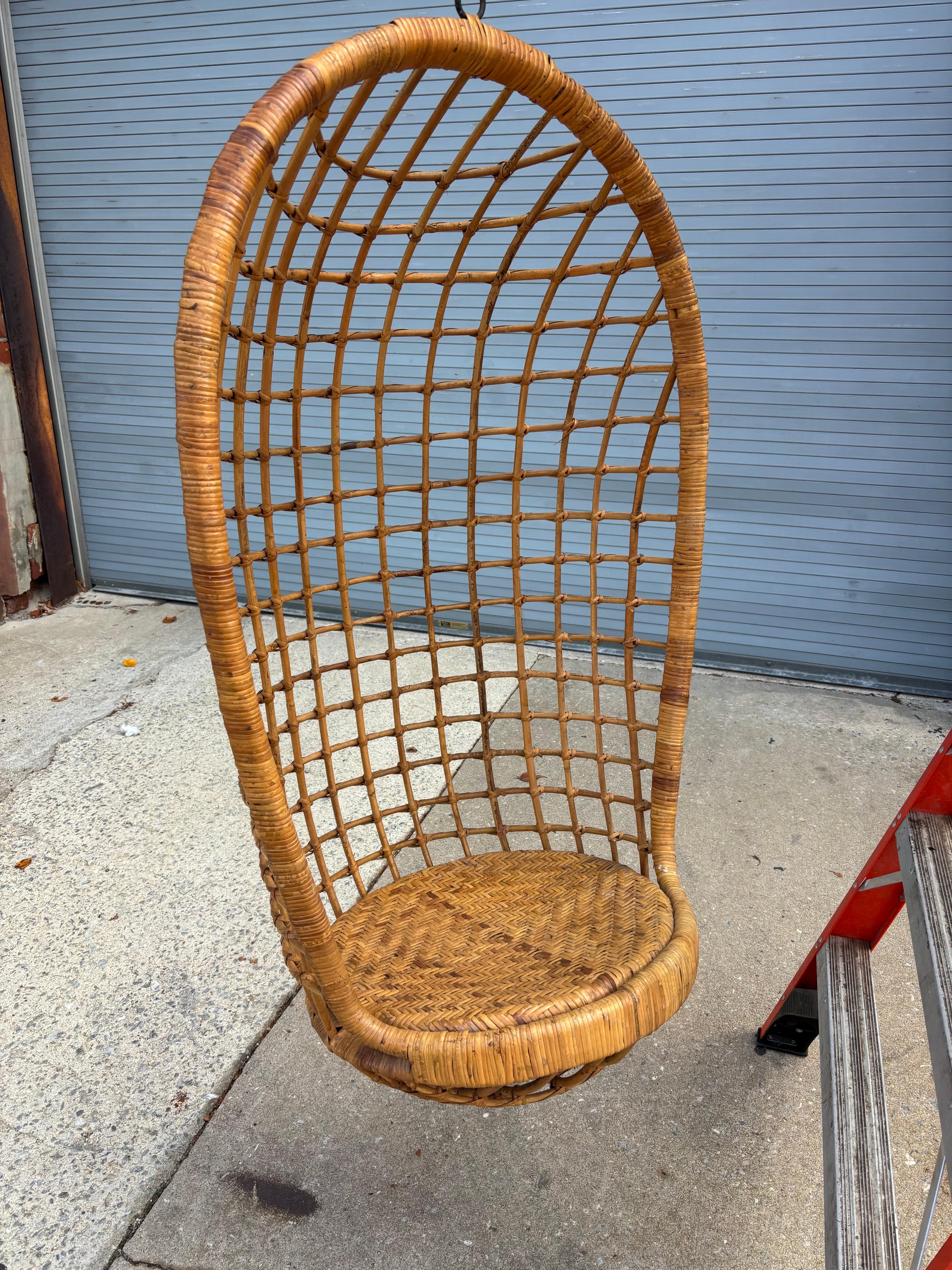 Chaise suspendue en rotin des années 1970 en vente 4