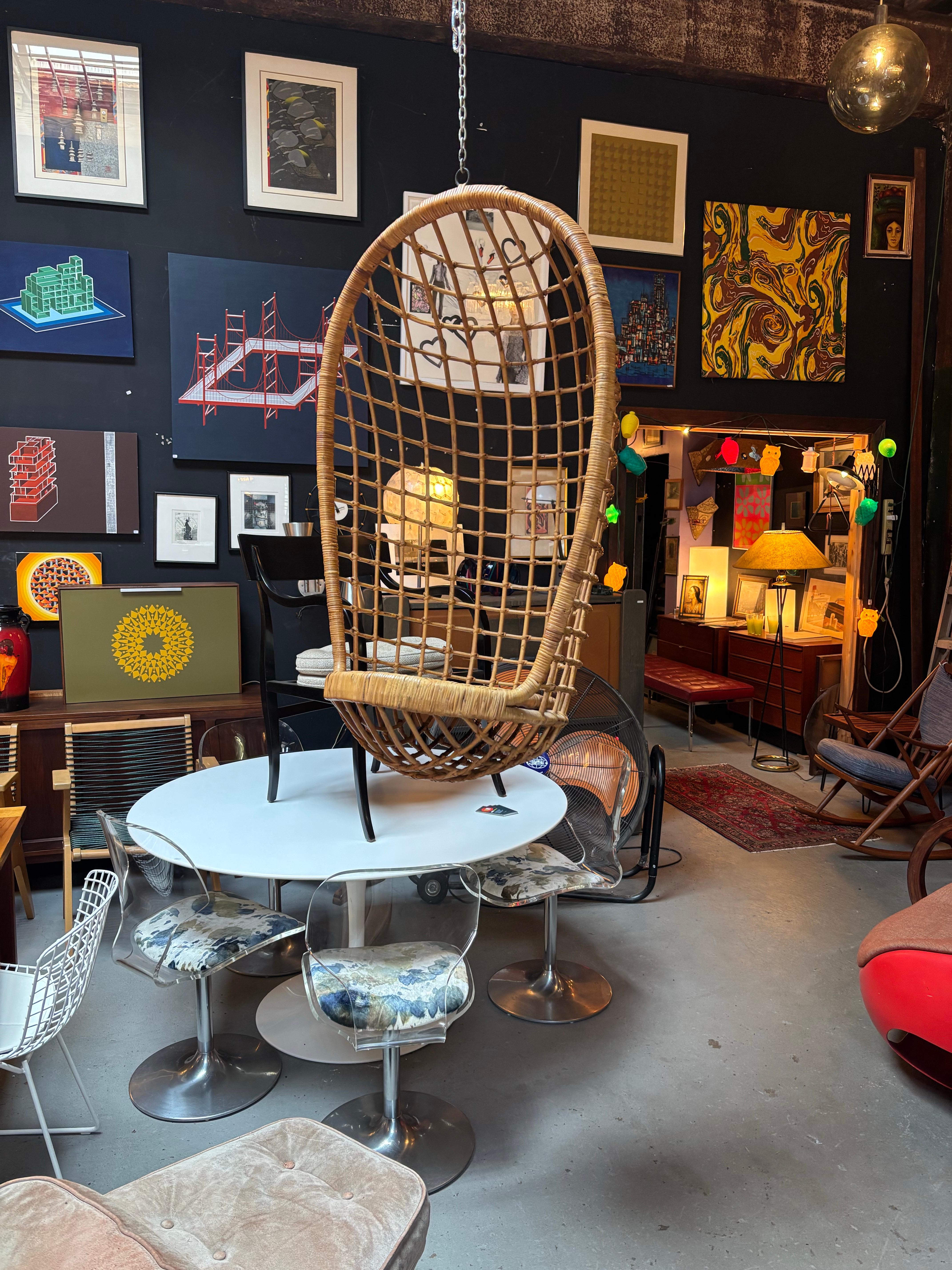Mid-Century Modern Chaise suspendue en rotin des années 1970 en vente