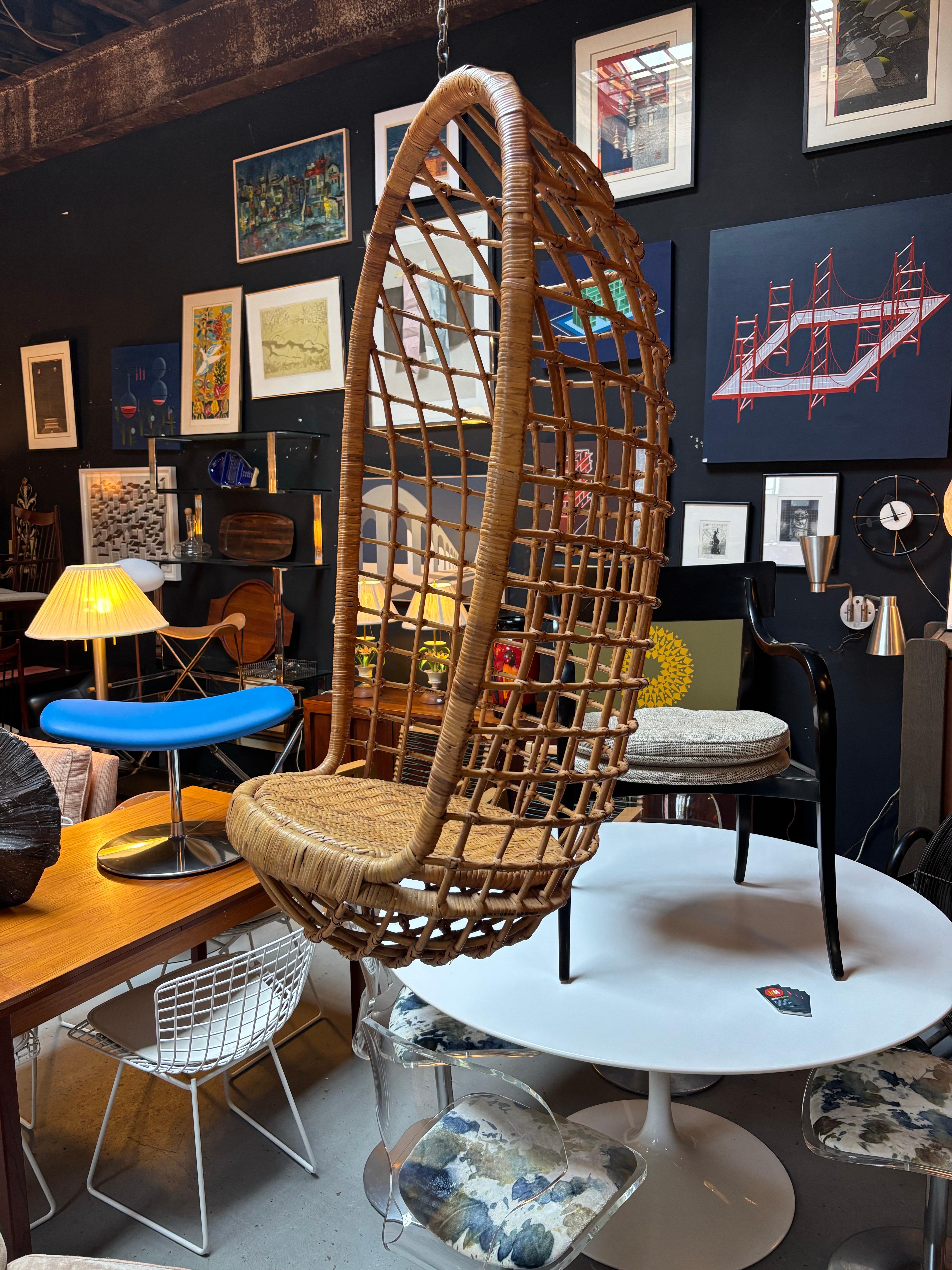 italien Chaise suspendue en rotin des années 1970 en vente