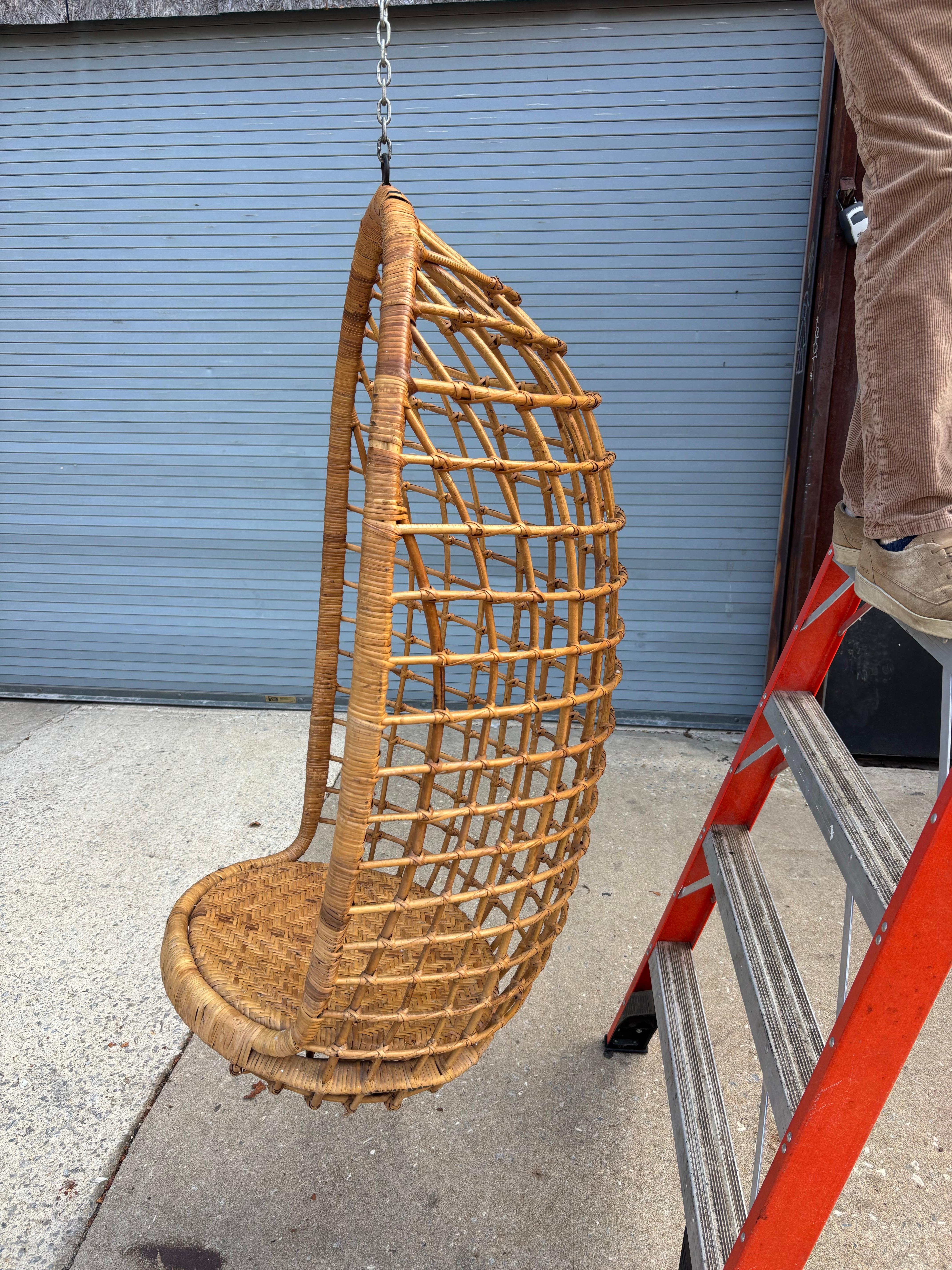 Chaise suspendue en rotin des années 1970 Bon état - En vente à Philadelphia, PA
