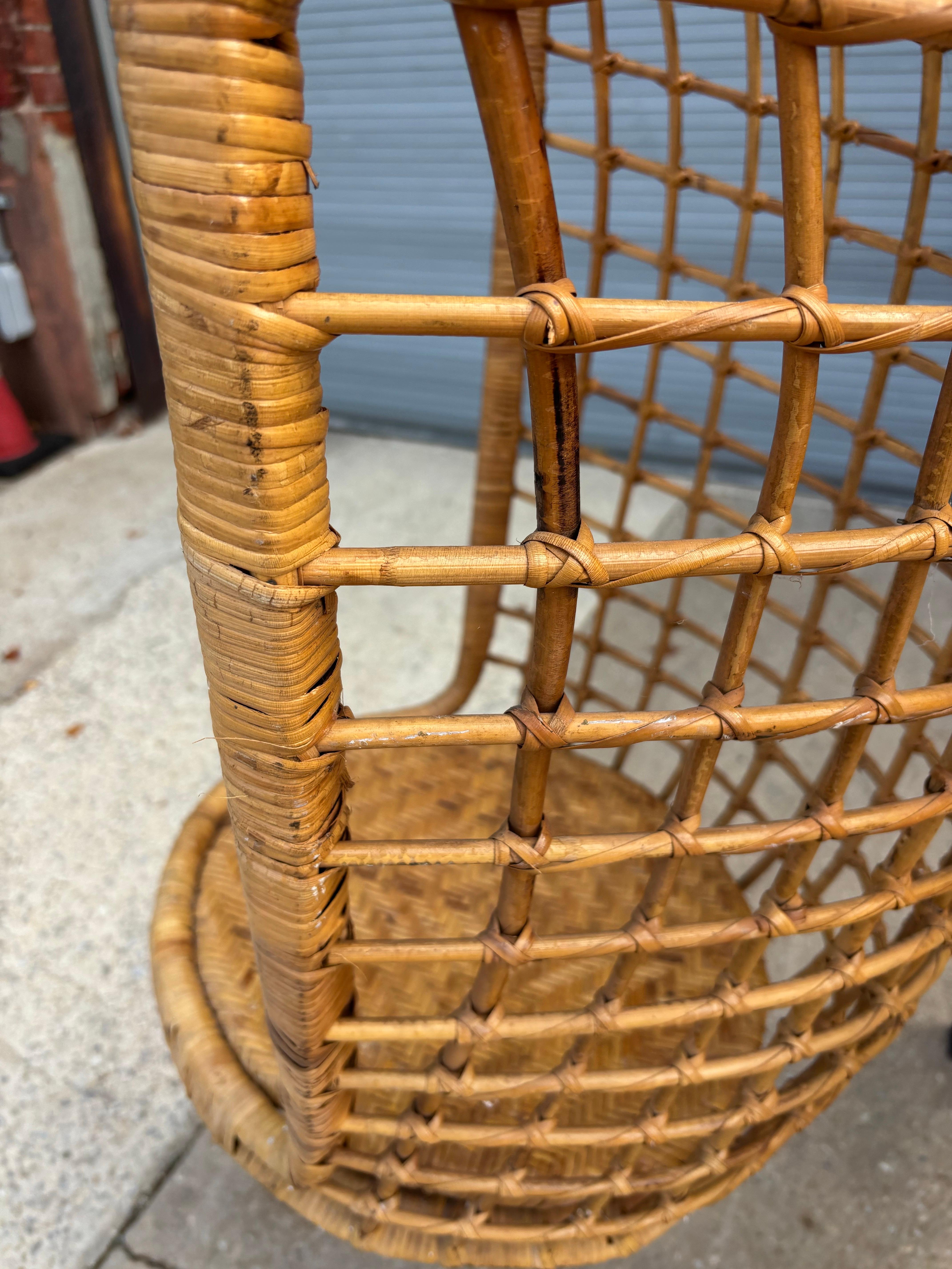 Osier Chaise suspendue en rotin des années 1970 en vente