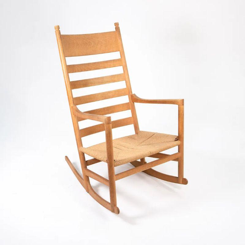 Il s'agit d'un modèle rare de fauteuil à bascule CH45, conçu par Hans Wegner en 1965 et fabriqué par Carl Hansen & Søn. Cet exemplaire a été fabriqué au Danemark vers le milieu des années 1970. Sa forme s'inspire des fauteuils à bascule Shakers