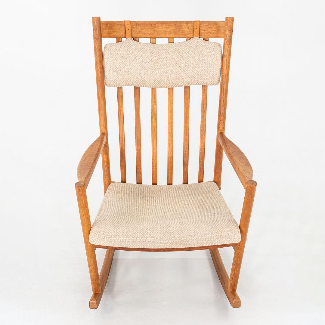 Moderno Sedia a dondolo anni '70 Hans Wegner per Tarm Stole of Denmark in teak in vendita