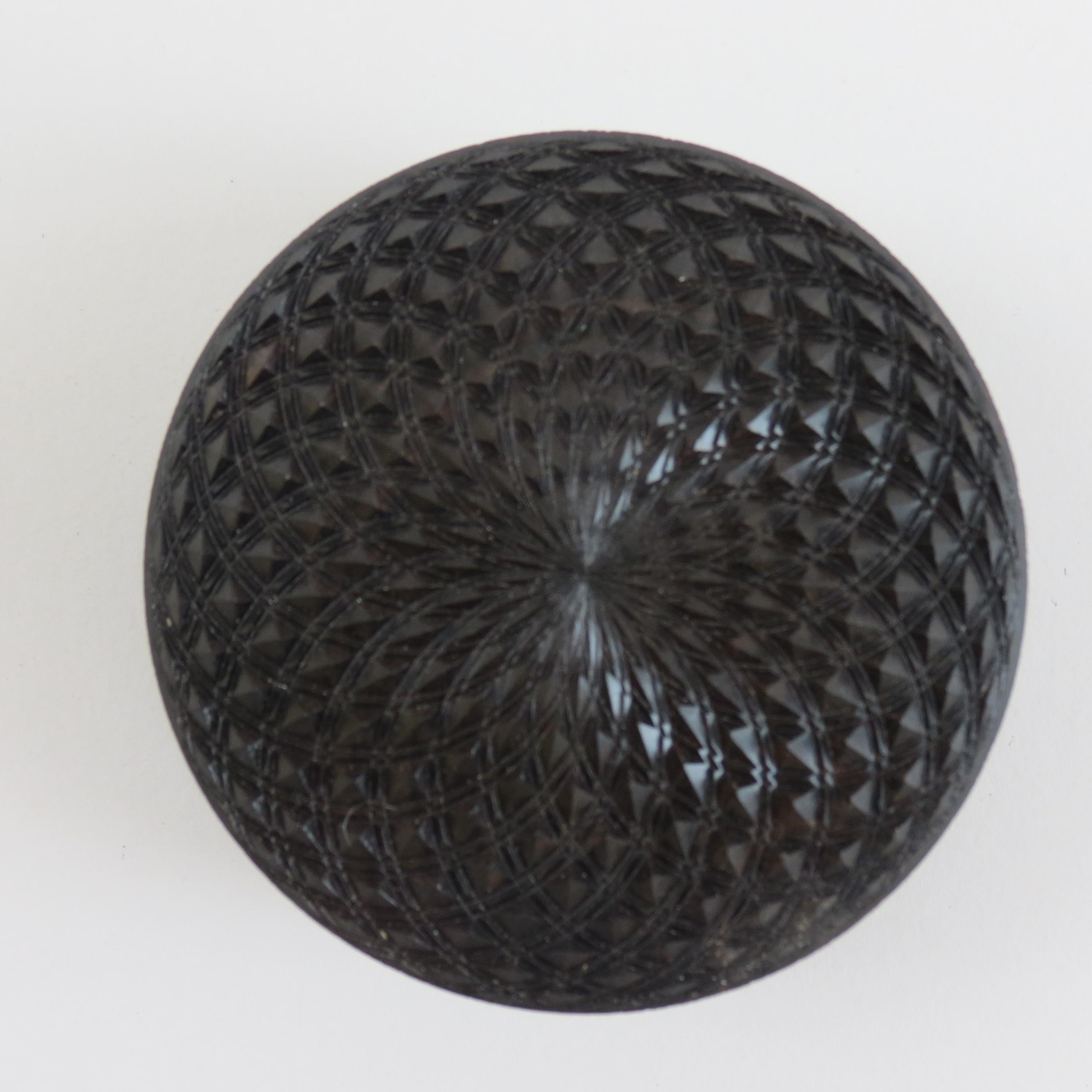 A very good quality box. Dates from the 1970s, this piece has been hand-turned and is very much in the style of David Pye. 

Hand-turned circular detail to the removable lid. Very good quality and extremely well produced. 

Measures: 6.5 cm