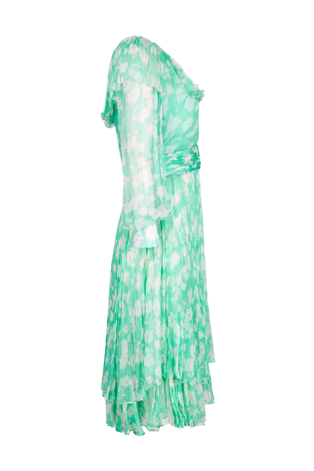 Este encantador vestido de los años 70 lleva la etiqueta Harry Algo, París. Harry Algo era un fabricante francés de diseños prêt-à-porter de alta calidad basados en diseños de alta costura, pero a precios asequibles para grandes almacenes de alta