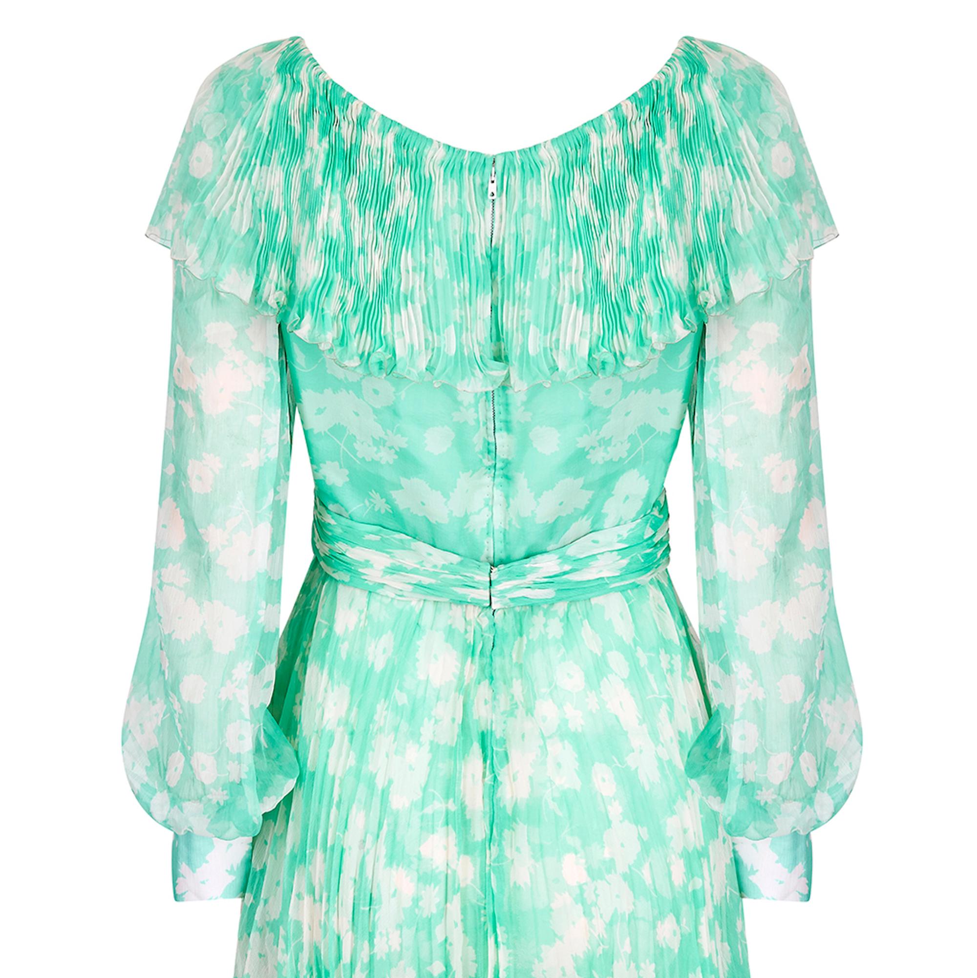 De las mujeres Vestido de gasa de seda verde y blanca estampado Harry Algo, años 70 en venta