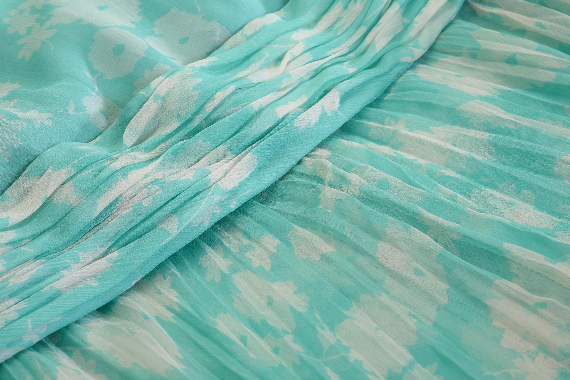 Vestido de gasa de seda verde y blanca estampado Harry Algo, años 70 en venta 3