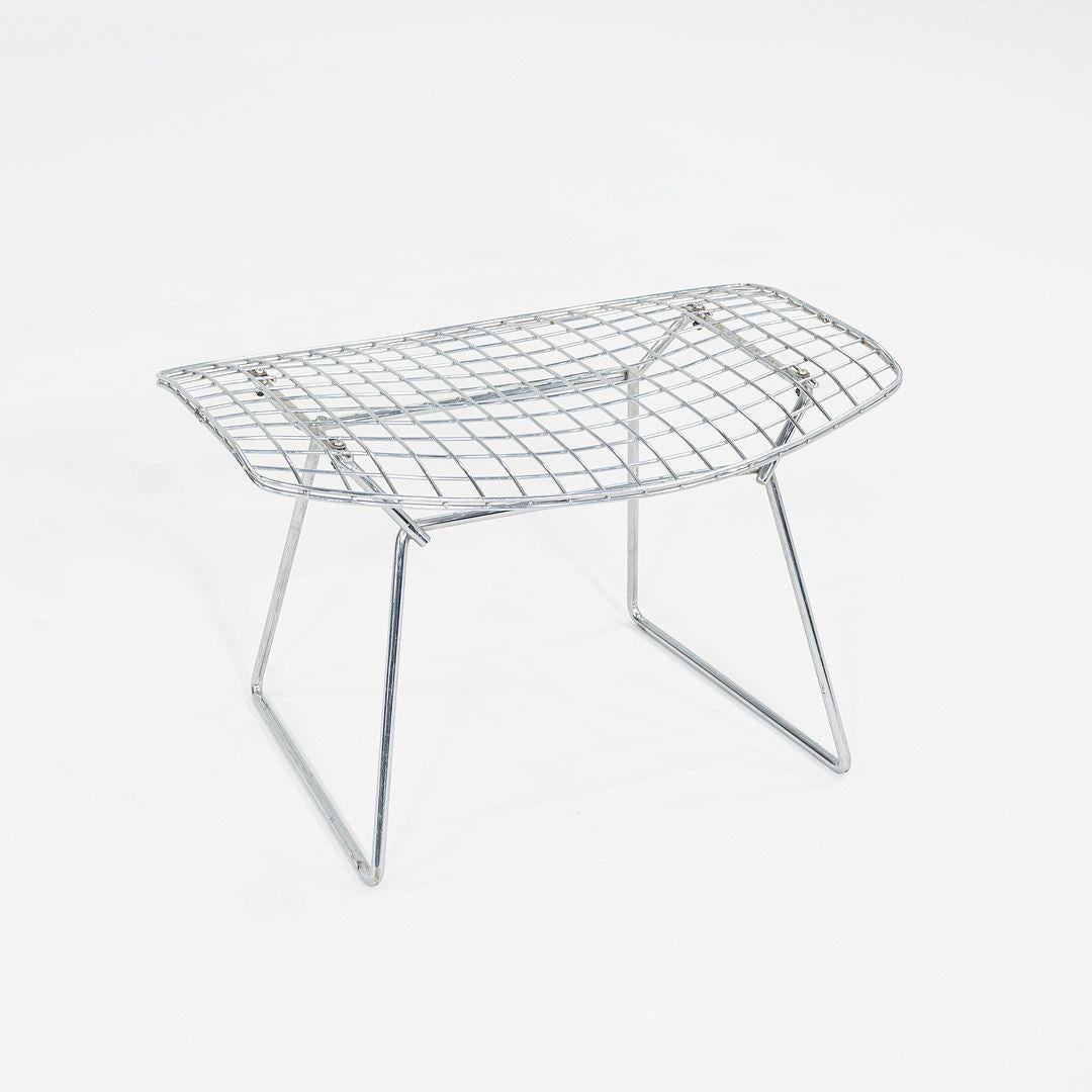 Si tratta di un'ottomana Bertoia Bird 424YU, disegnata originariamente da Harry Bertoia nel 1952. Questo particolare esemplare è stato prodotto da Knoll negli Stati Uniti negli anni 1970. Il pouf è realizzato in acciaio saldato e rifinito in cromo