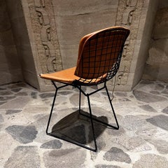 Sedia in filo metallico nero di Harry Bertoia per Knoll, metà del secolo scorso