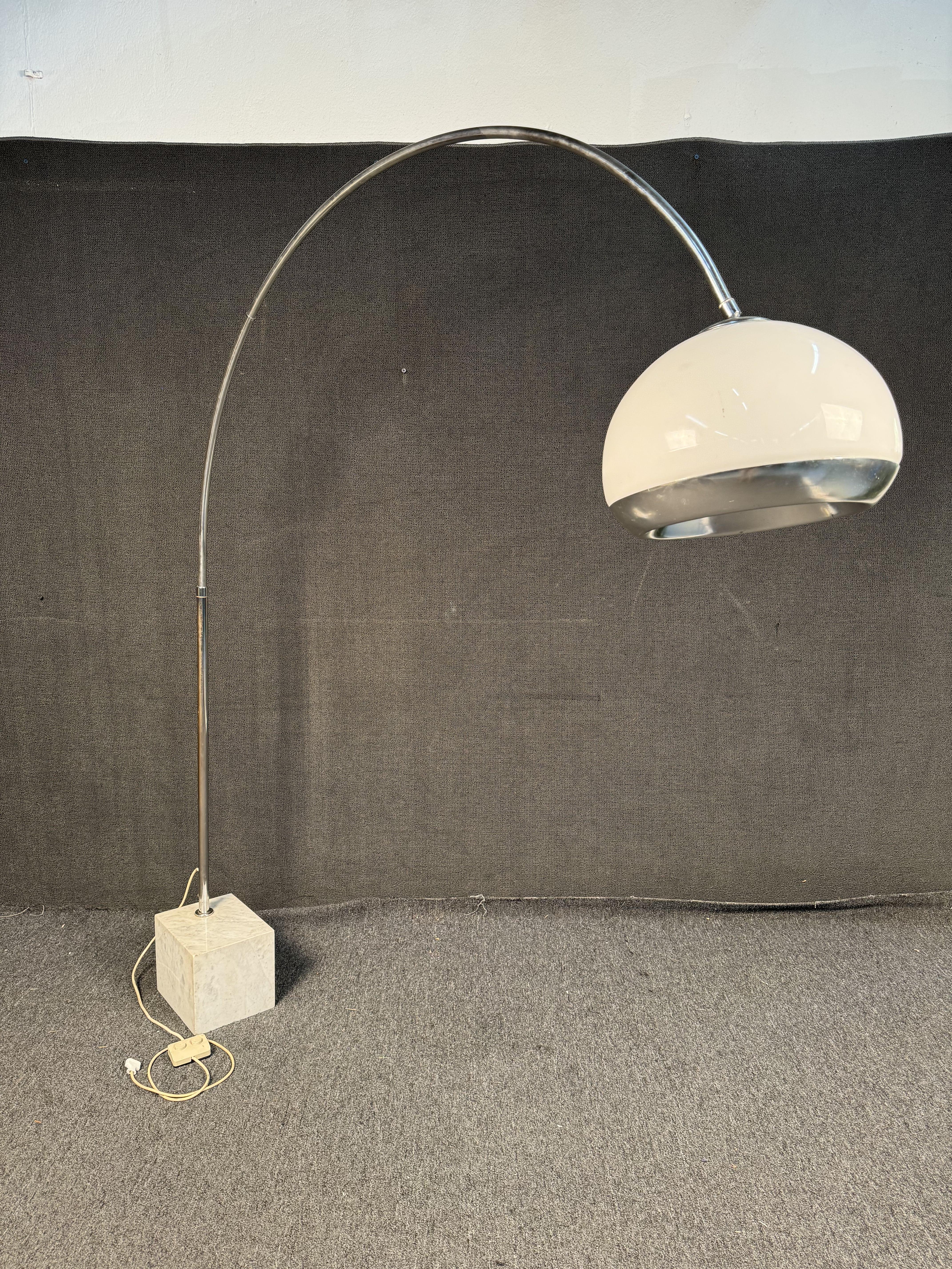 Lámpara de pie de arco Harvey Guzzini de los años 70 Moderno de mediados de siglo en venta