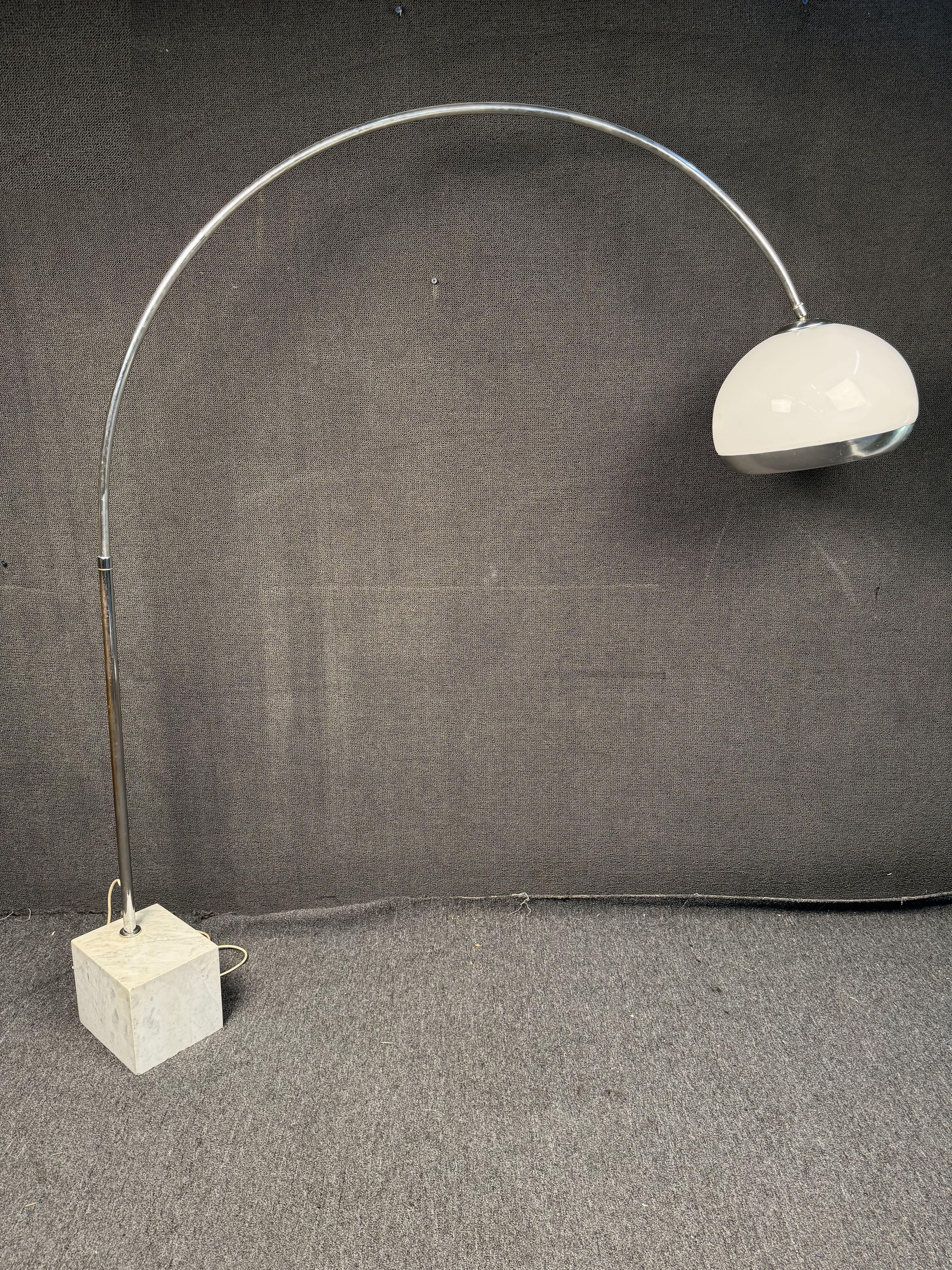 Lámpara de pie de arco Harvey Guzzini de los años 70 Italiano en venta