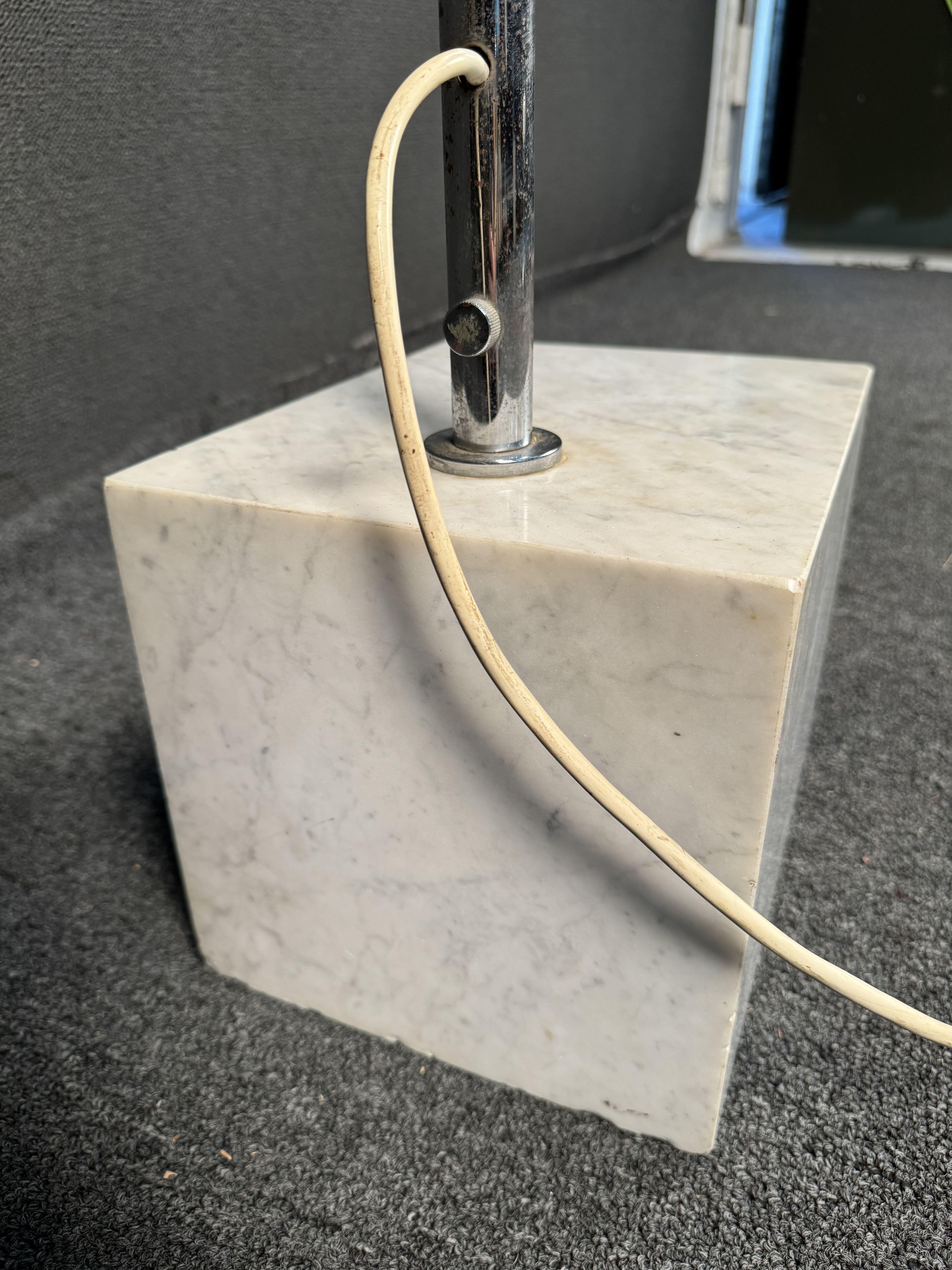 Lámpara de pie de arco Harvey Guzzini de los años 70 en venta 3