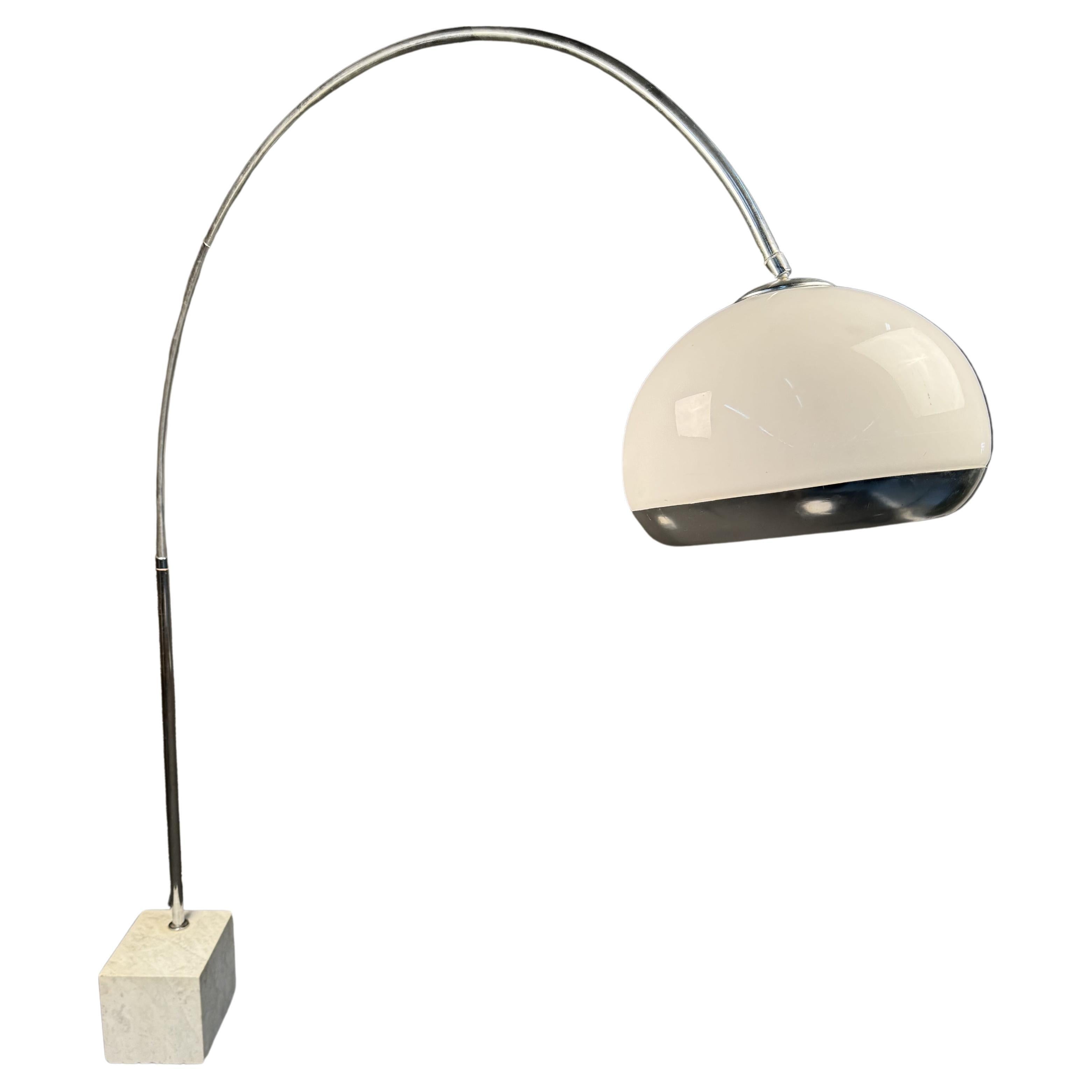 Harvey Guzzini Arc Lampadaire des années 1970