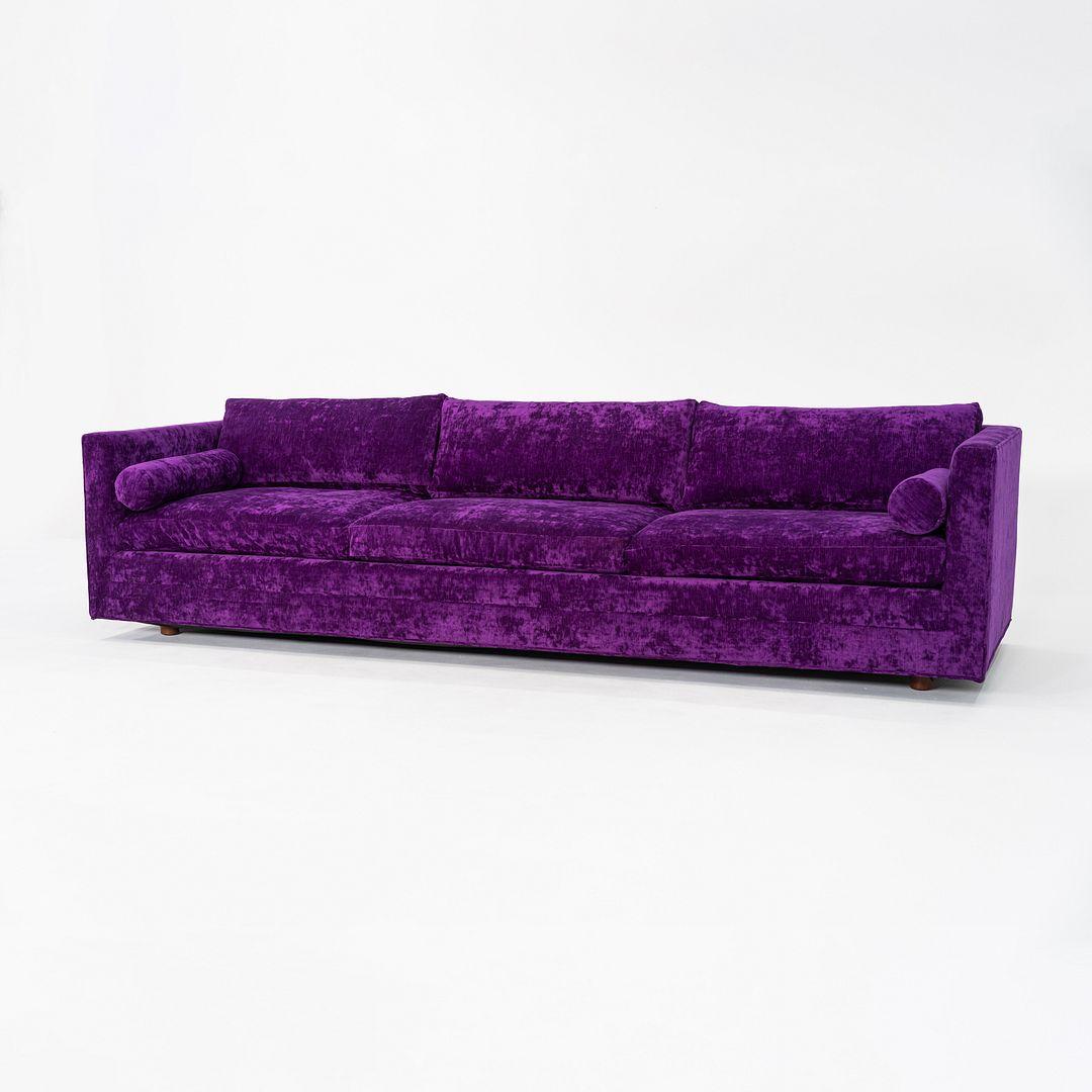 Moderne 1970 Harvey Probber Attributed Canapé Tuxedo en velours violet, 2x disponible en vente