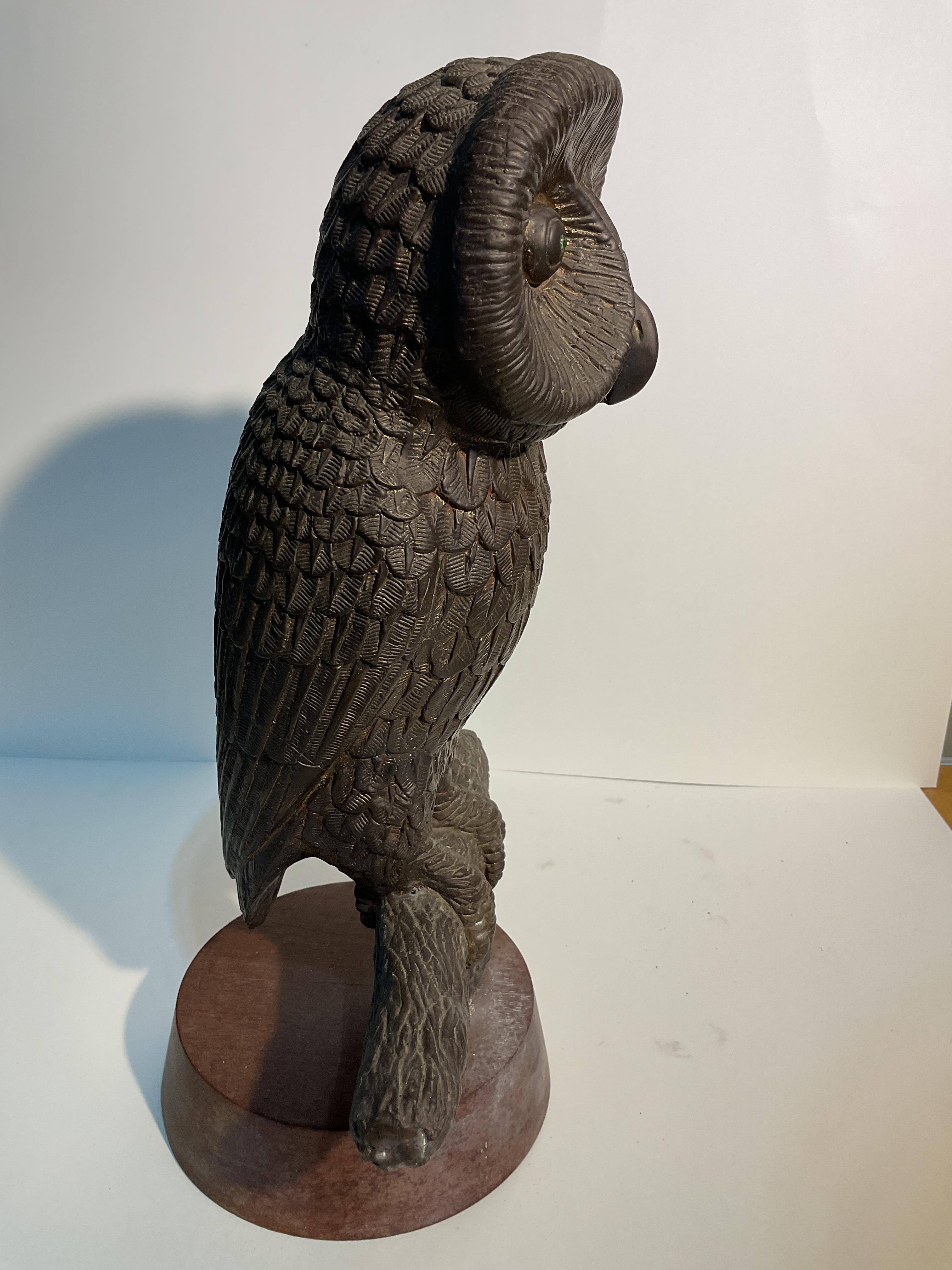 Escultura de búho de bronce firmada por Hattakitkosol Somchai, años 70 en venta 3