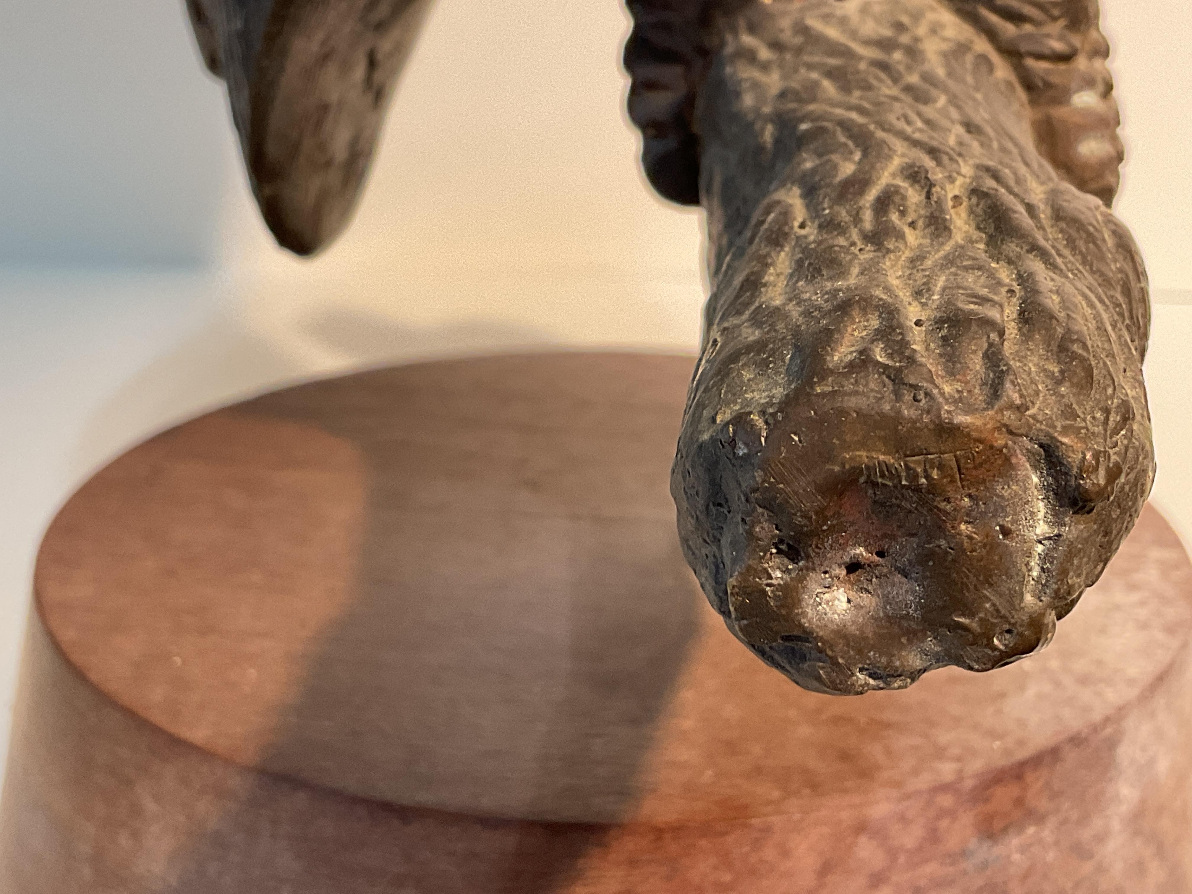 Escultura de búho de bronce firmada por Hattakitkosol Somchai, años 70 en venta 4