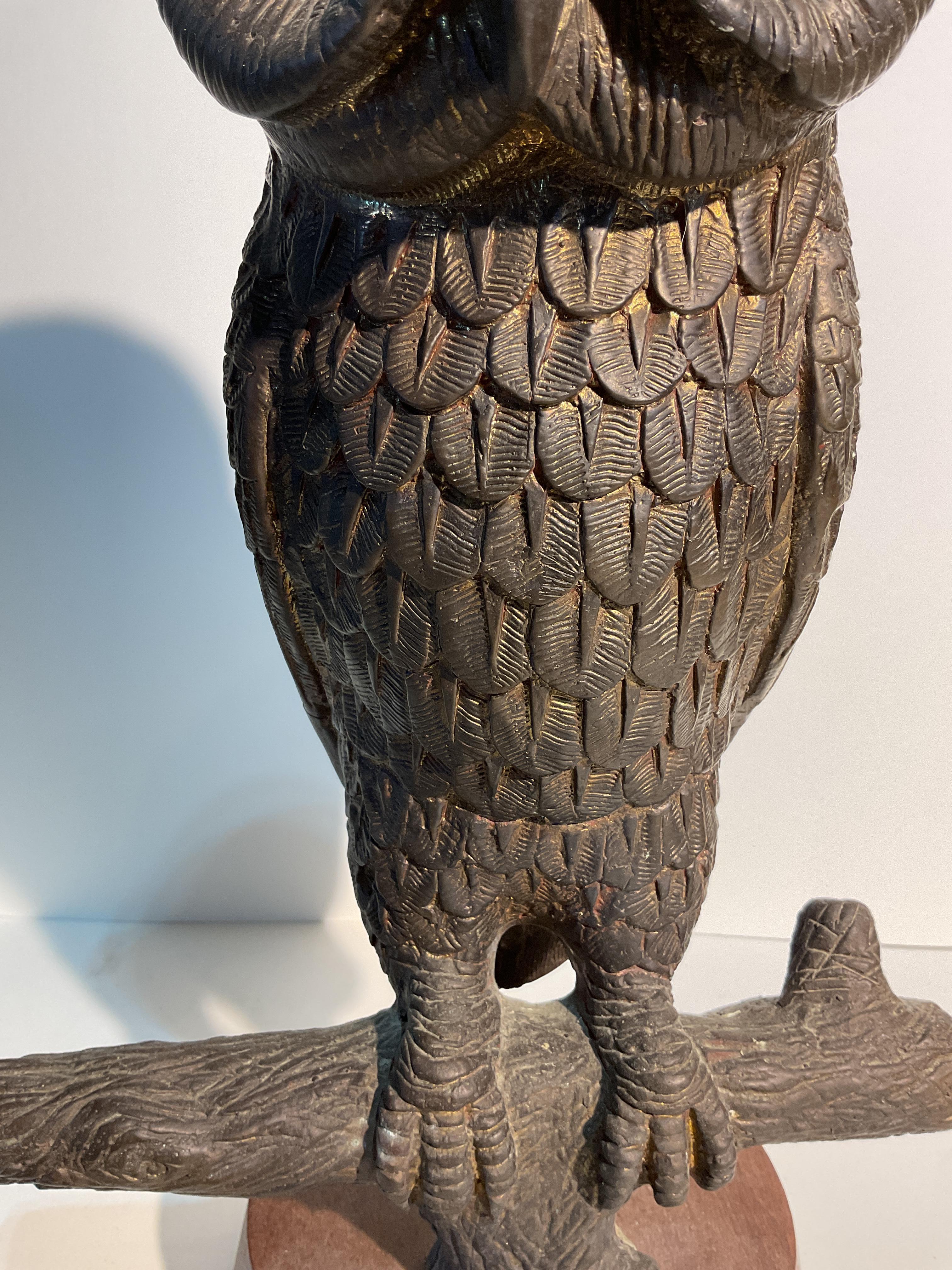 Esta escultura de búho fue realizada por el escultor tailandés Hattakitkosol Somchai en la década de 1970.
Esta escultura está hecha de bronce macizo y la base es de madera.
Lleva el sello/firma del artista en la rama.
Hermoso trabajo detallado
