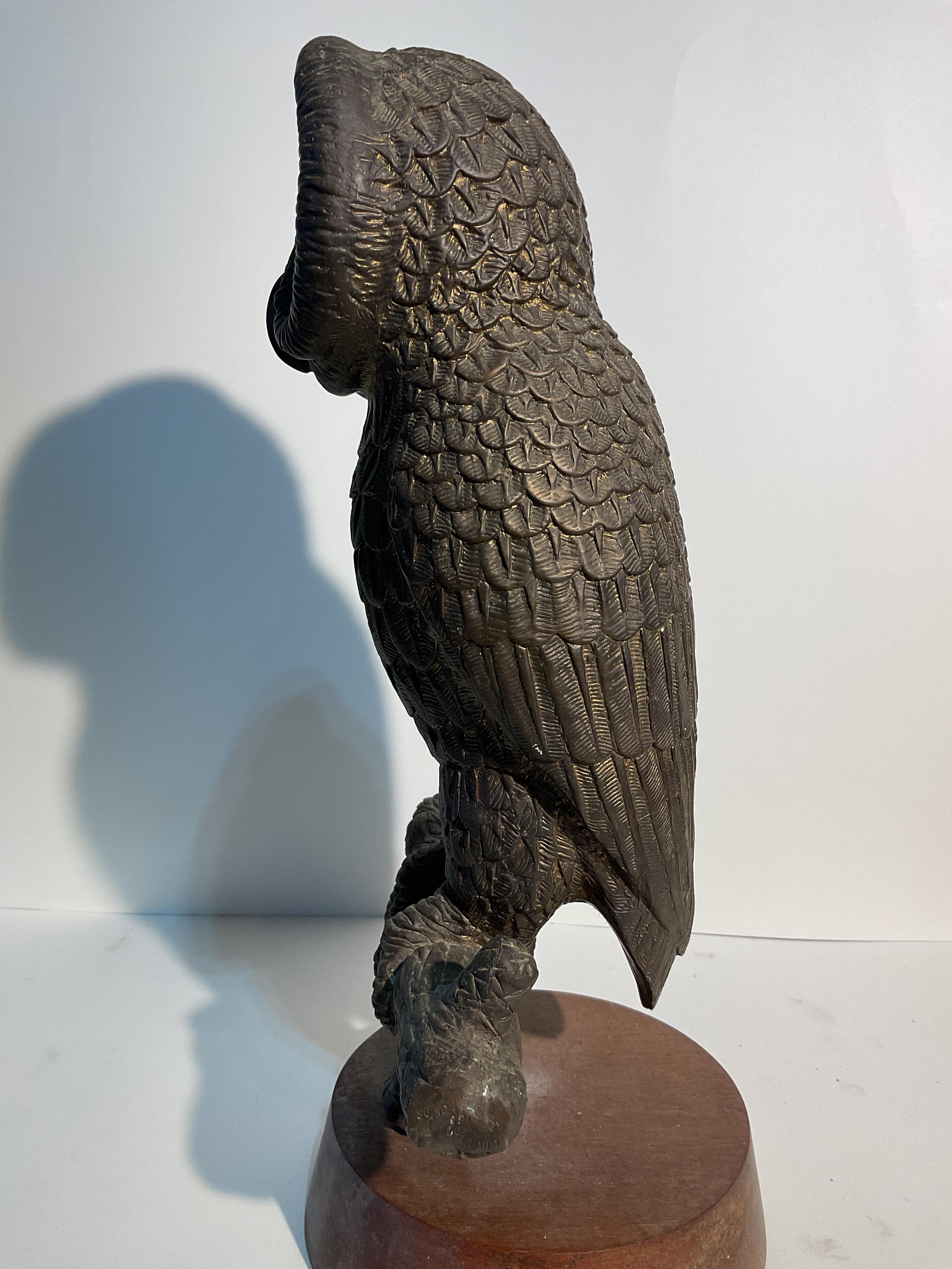 Escultura de búho de bronce firmada por Hattakitkosol Somchai, años 70 finales del siglo XX en venta