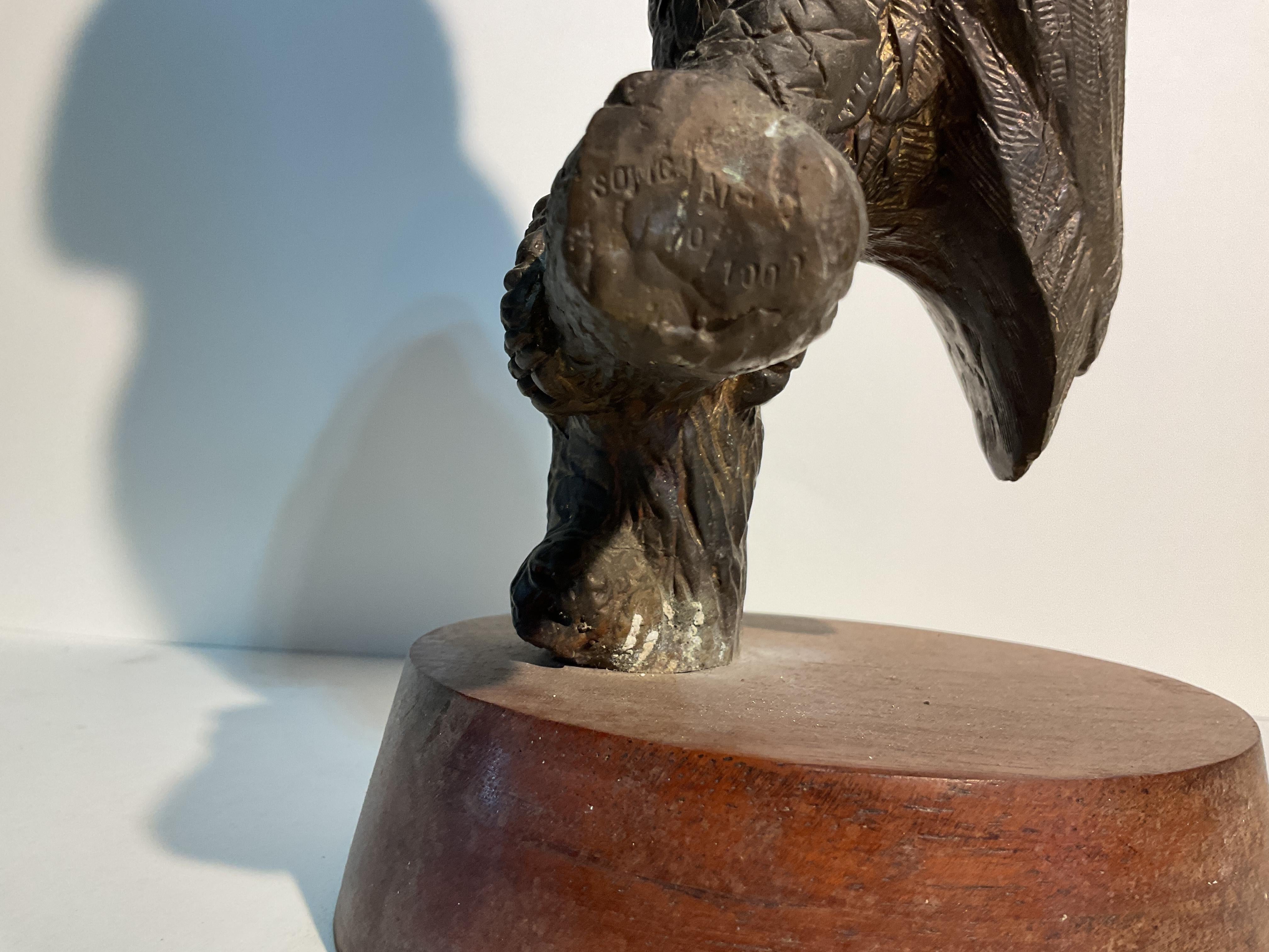 Escultura de búho de bronce firmada por Hattakitkosol Somchai, años 70 Bronce en venta