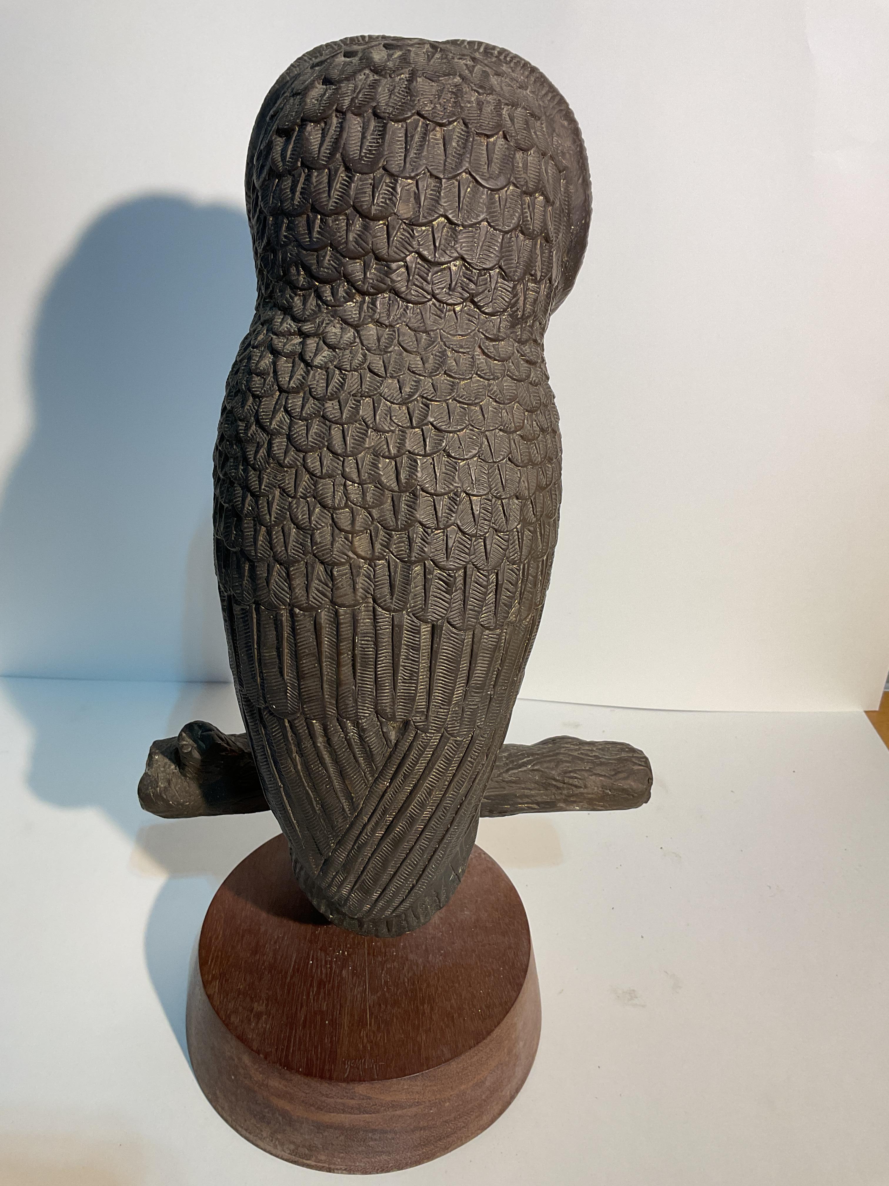 Escultura de búho de bronce firmada por Hattakitkosol Somchai, años 70 en venta 1
