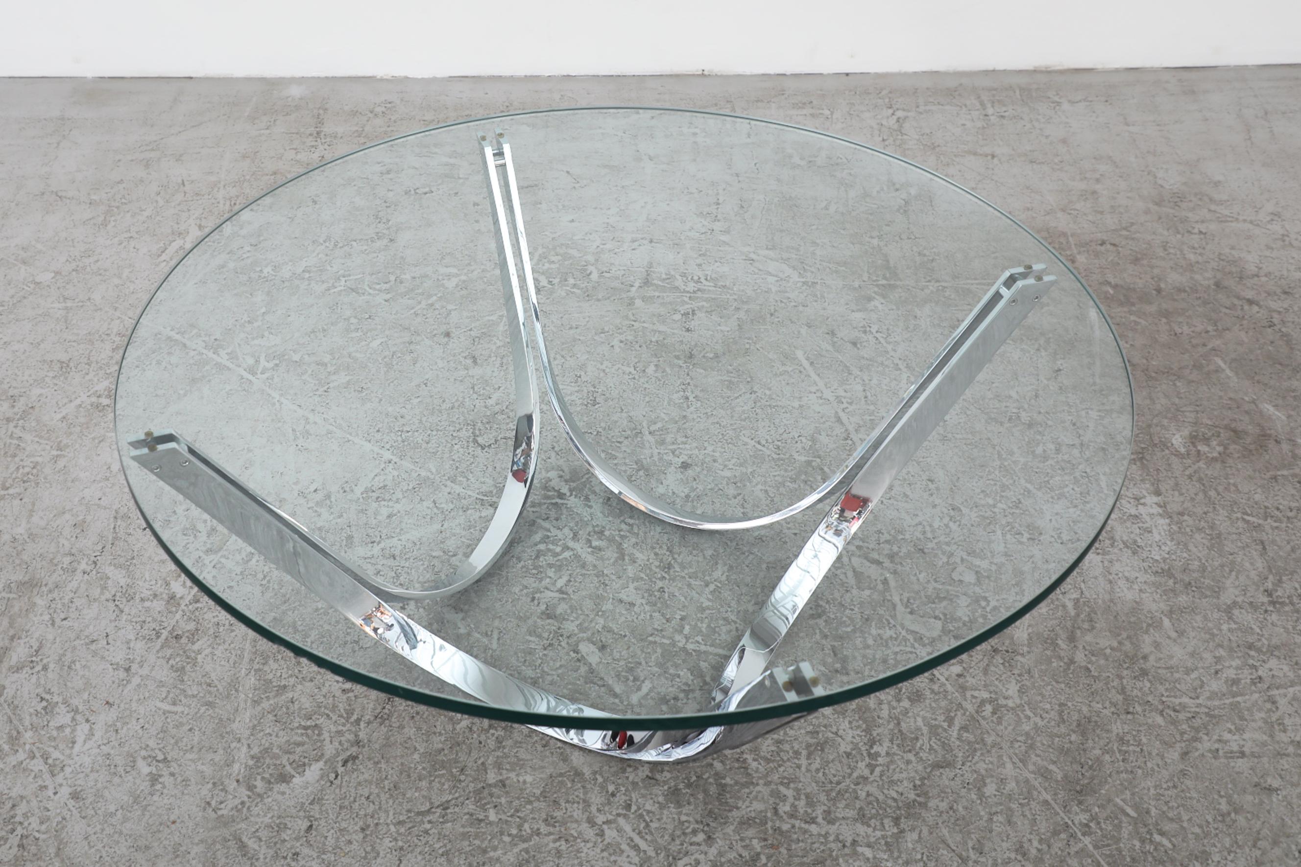 Table basse chromée des années 1970 avec base incurvée et plateau en verre épais en vente 4