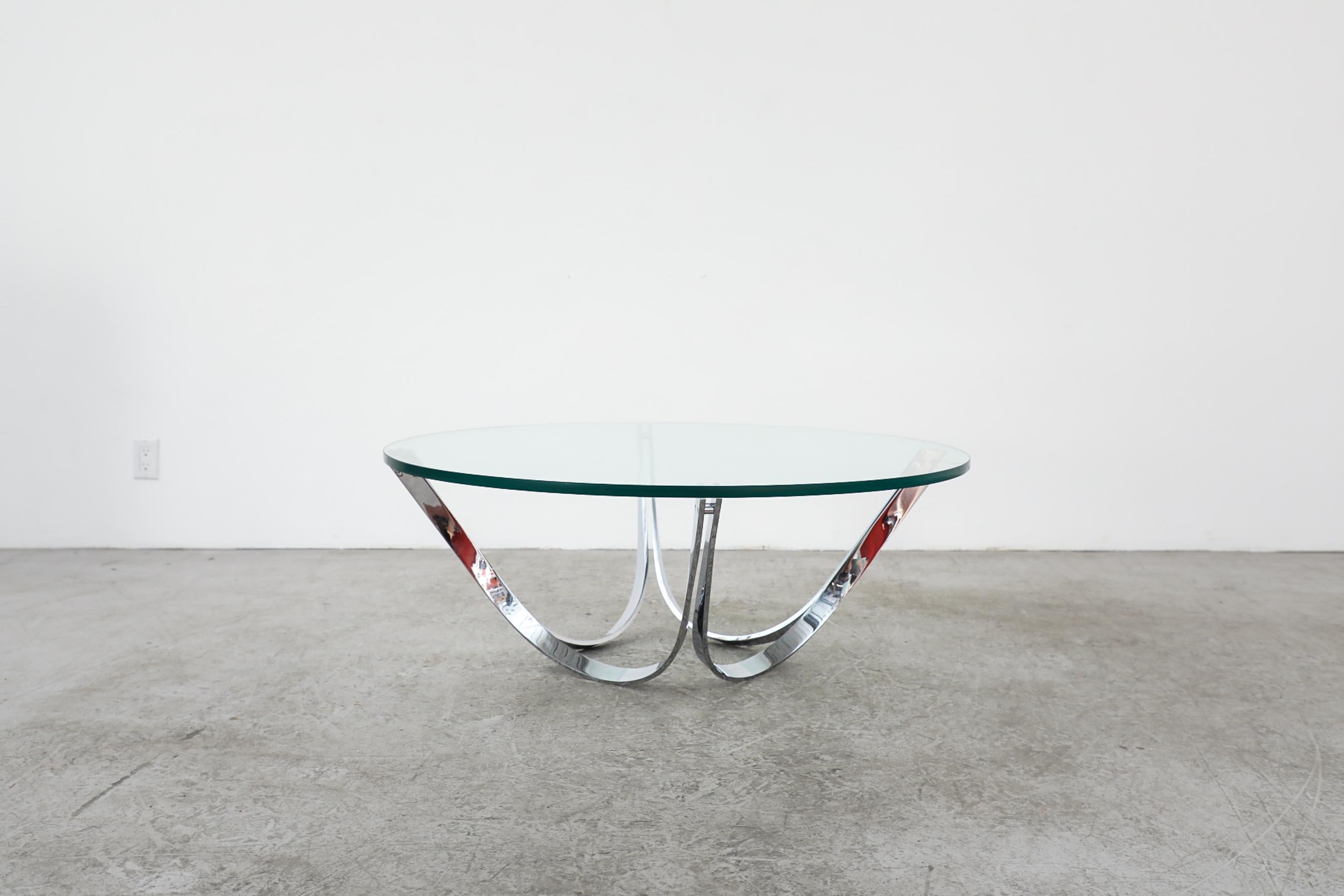 Mid-Century Modern Table basse chromée des années 1970 avec base incurvée et plateau en verre épais en vente