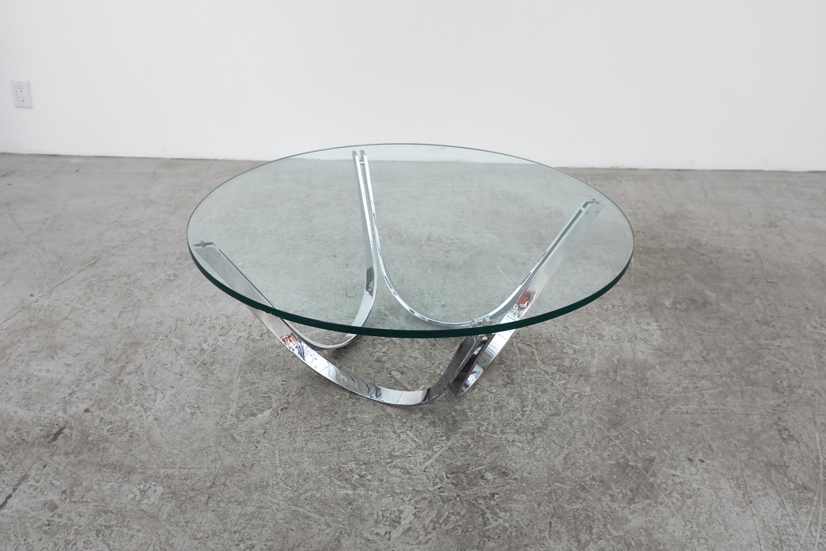 Table basse chromée des années 1970 avec base incurvée et plateau en verre épais Bon état - En vente à Los Angeles, CA