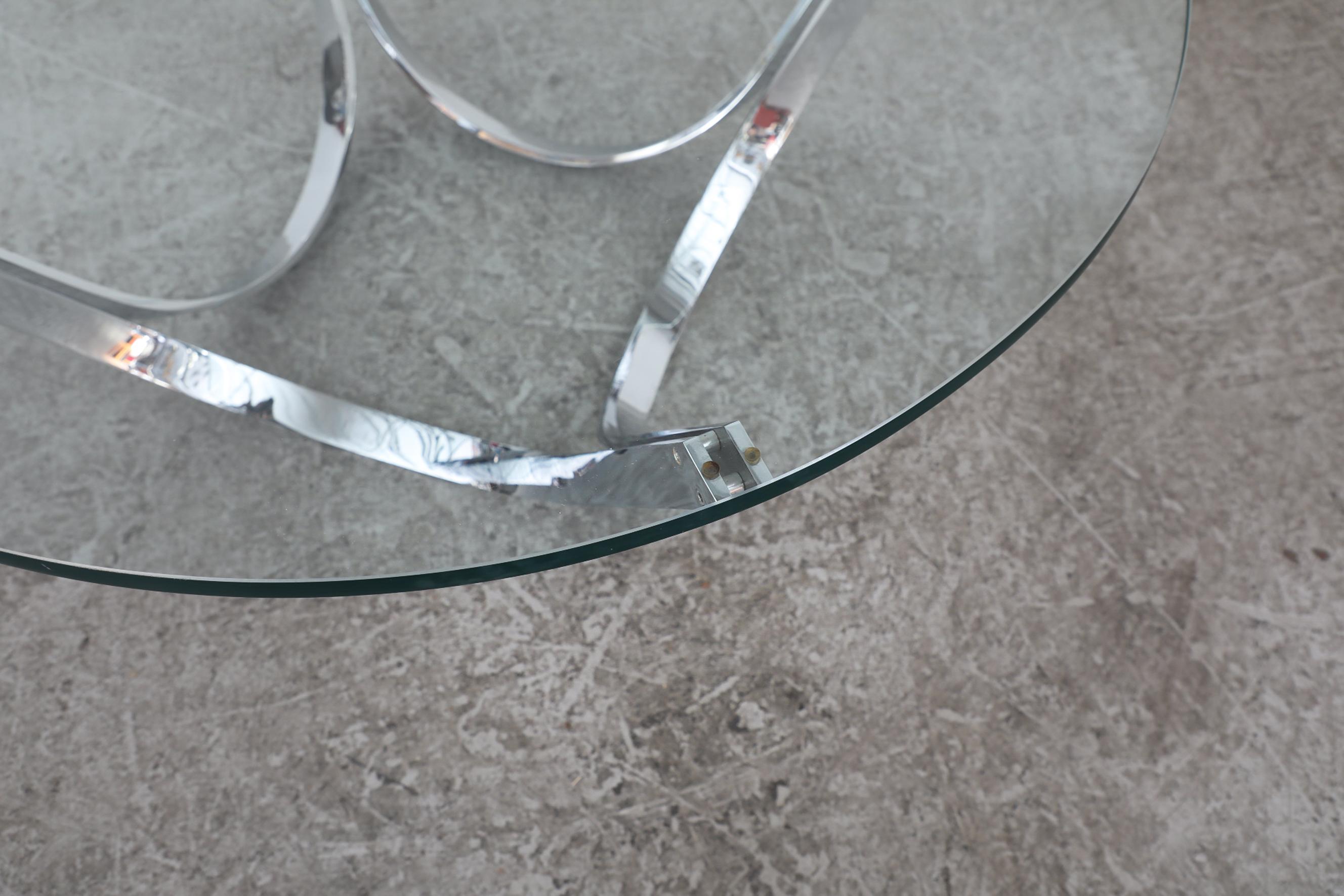 Verre Table basse chromée des années 1970 avec base incurvée et plateau en verre épais en vente