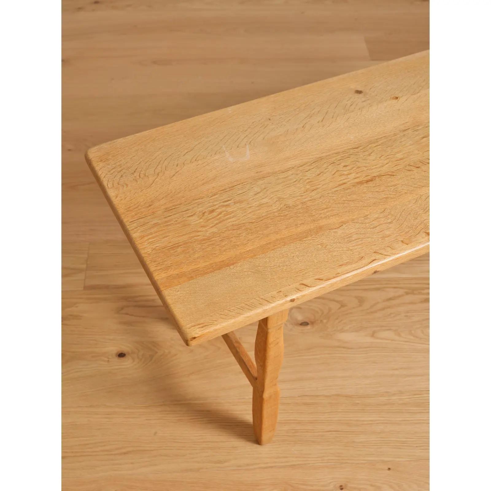 Rare table basse en chêne blanc scié sur quartier, conçue par Henning (Henry) Kjaernulf. Danemark, c.I.C., années 1970.