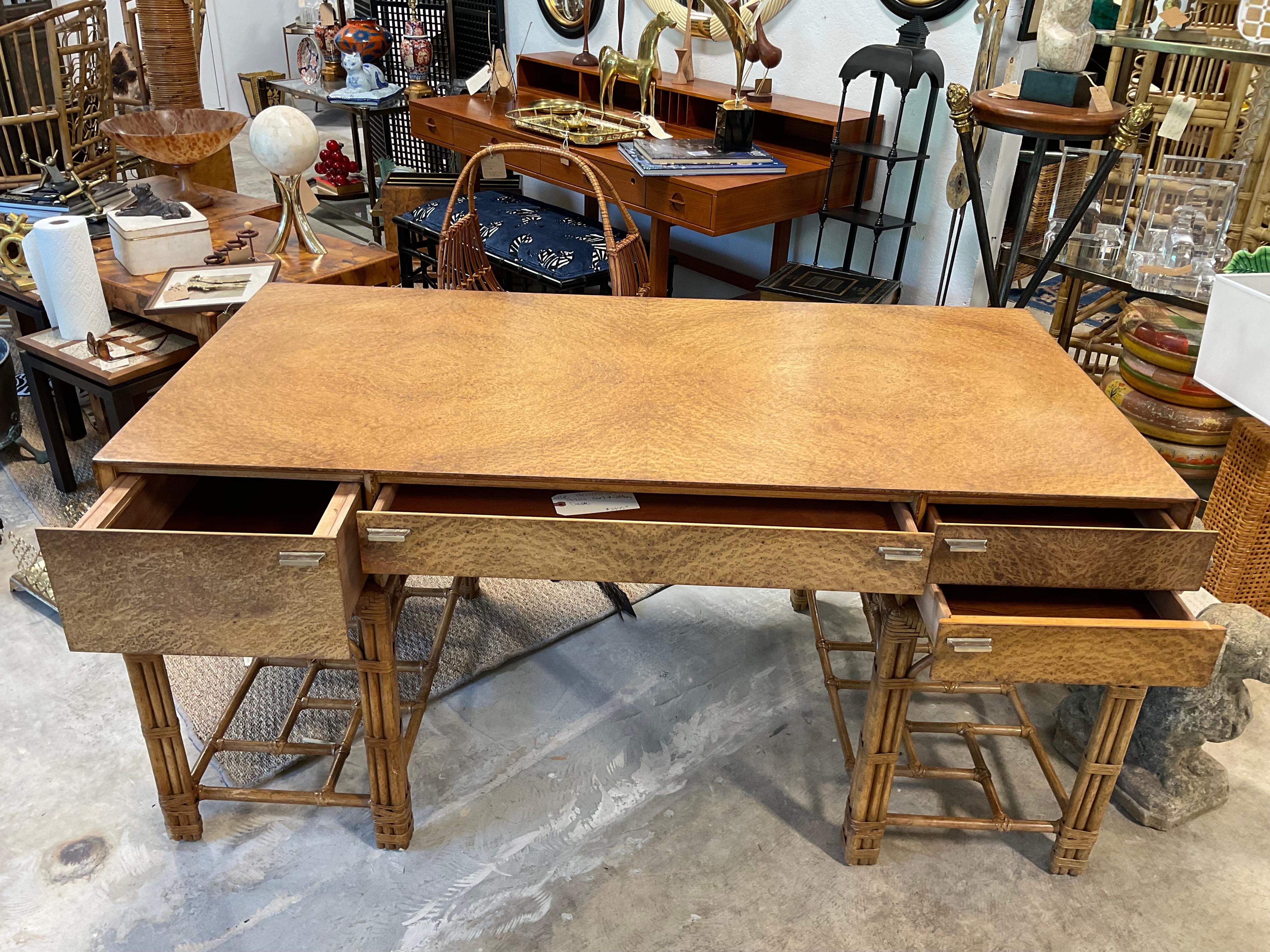 Der funktionale und trendige Schreibtisch aus Rattan und Wurzelholz von Henredon. Ähnlich im Stil wie die Macguire-Möbel, mit einer Rattanbasis und einer Holzplatte.  Vier Schubladen auf der Vorderseite, wobei das Stück auf allen 4 Seiten fertig