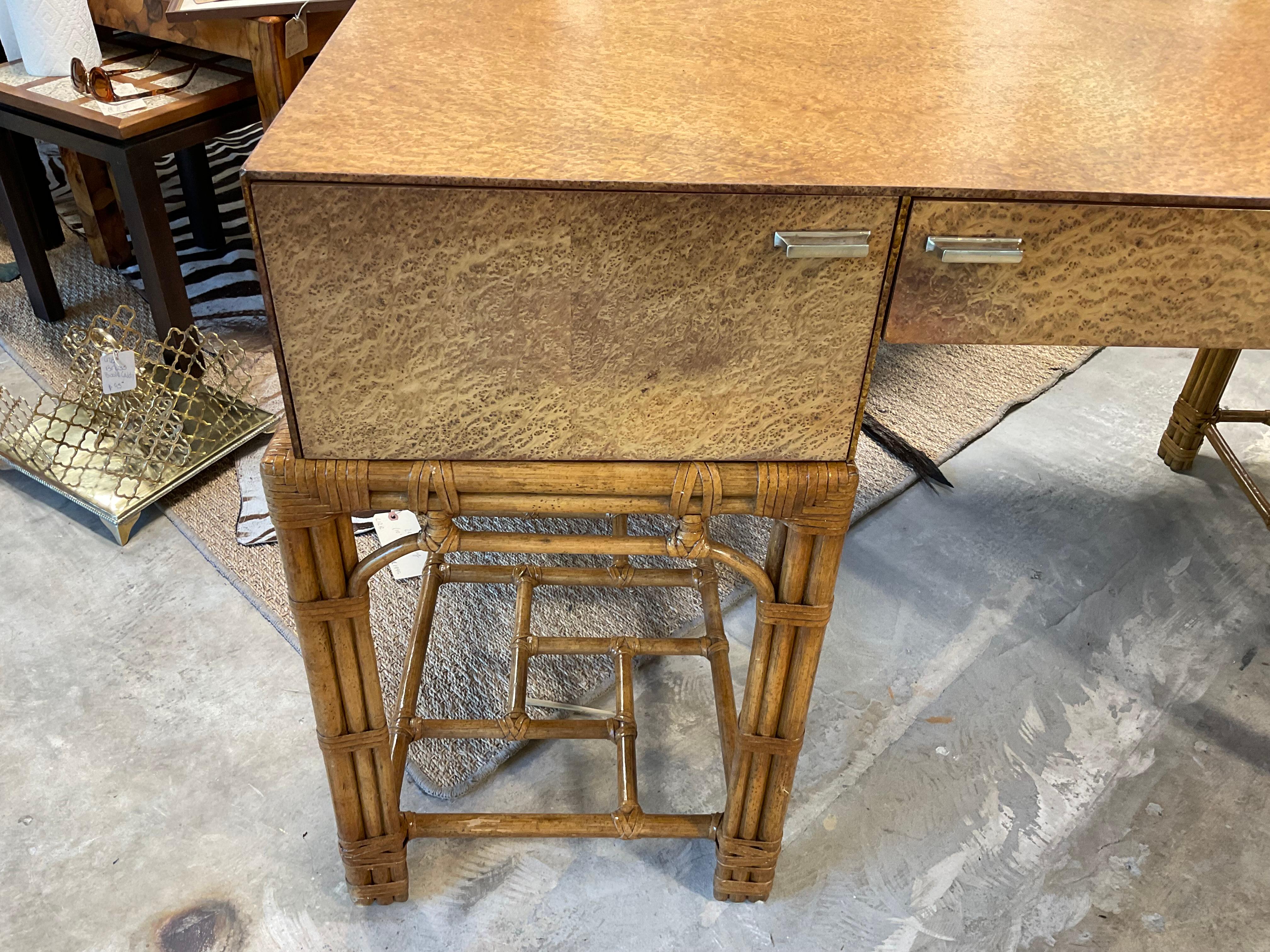 Bureau de style Maguire en loupe et rotin Henredon des années 1970 Bon état - En vente à Marietta, GA