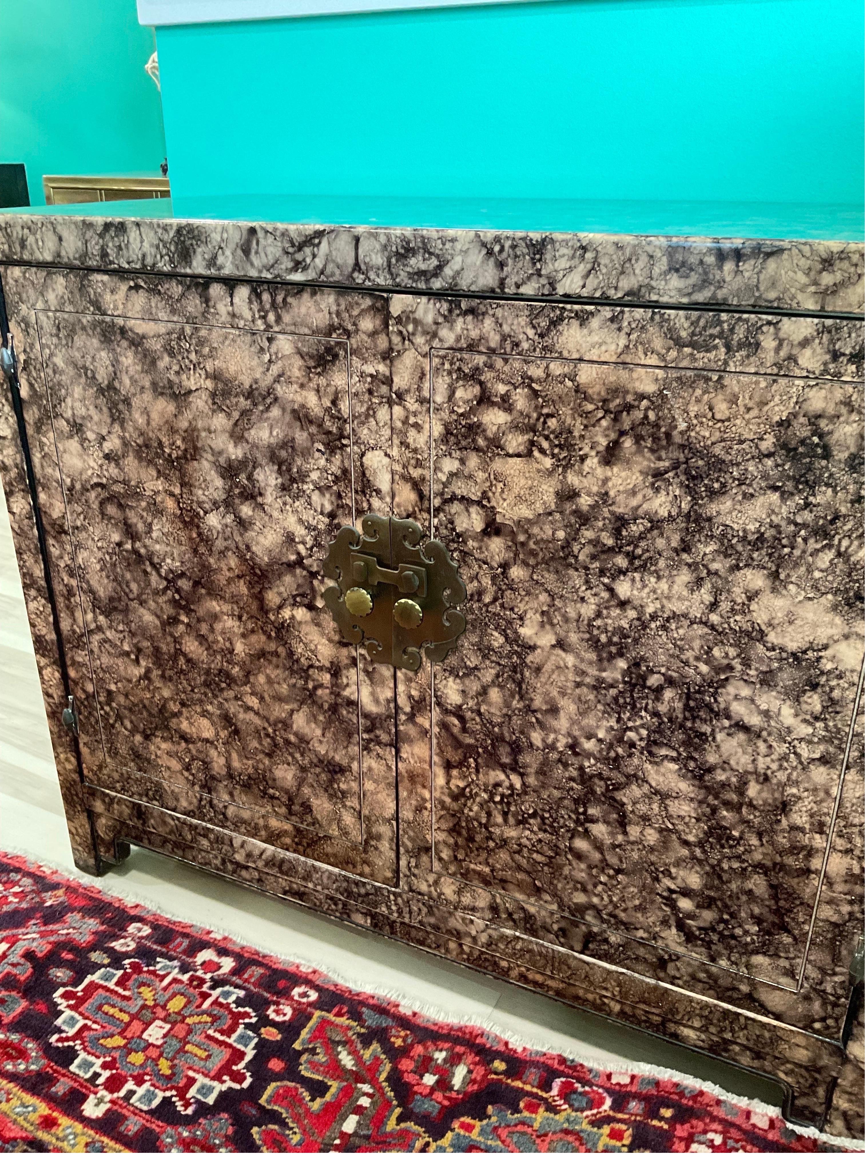 Vintage Faux Tortoiseshell case from Henredon. Beautiful piece with minimal signs of use. Spectacular original finish with an Asian influence through the legs and brass hardware. One interior storage drawer and one removable shelf.


Condition