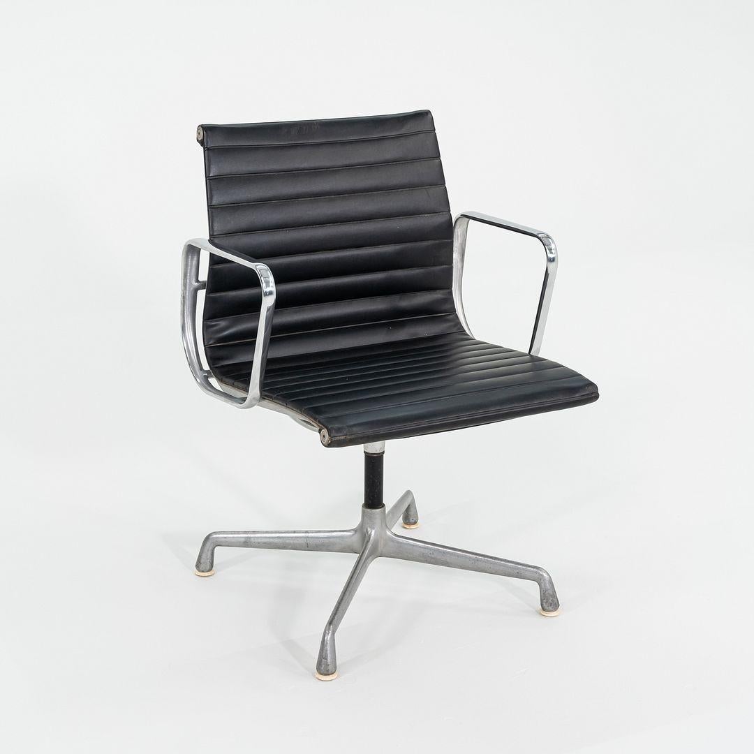 1970s Herman Miller Aluminum Management Side Chairs in Black Naugahyde In Good Condition For Sale In Philadelphia, PA