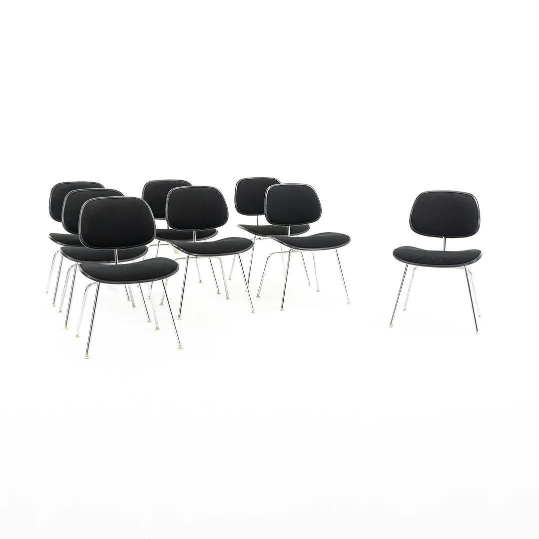 Il s'agit d'une chaise Eames DCMU, conçue par Charles et Ray Eames pour Herman Miller. Ce modèle a été conçu en 1970. L'acronyme DCMU signifie Dining Height (D) Chair (C) on Metal (M) Rod Base Upholstered (U). Le prix indiqué comprend une chaise et