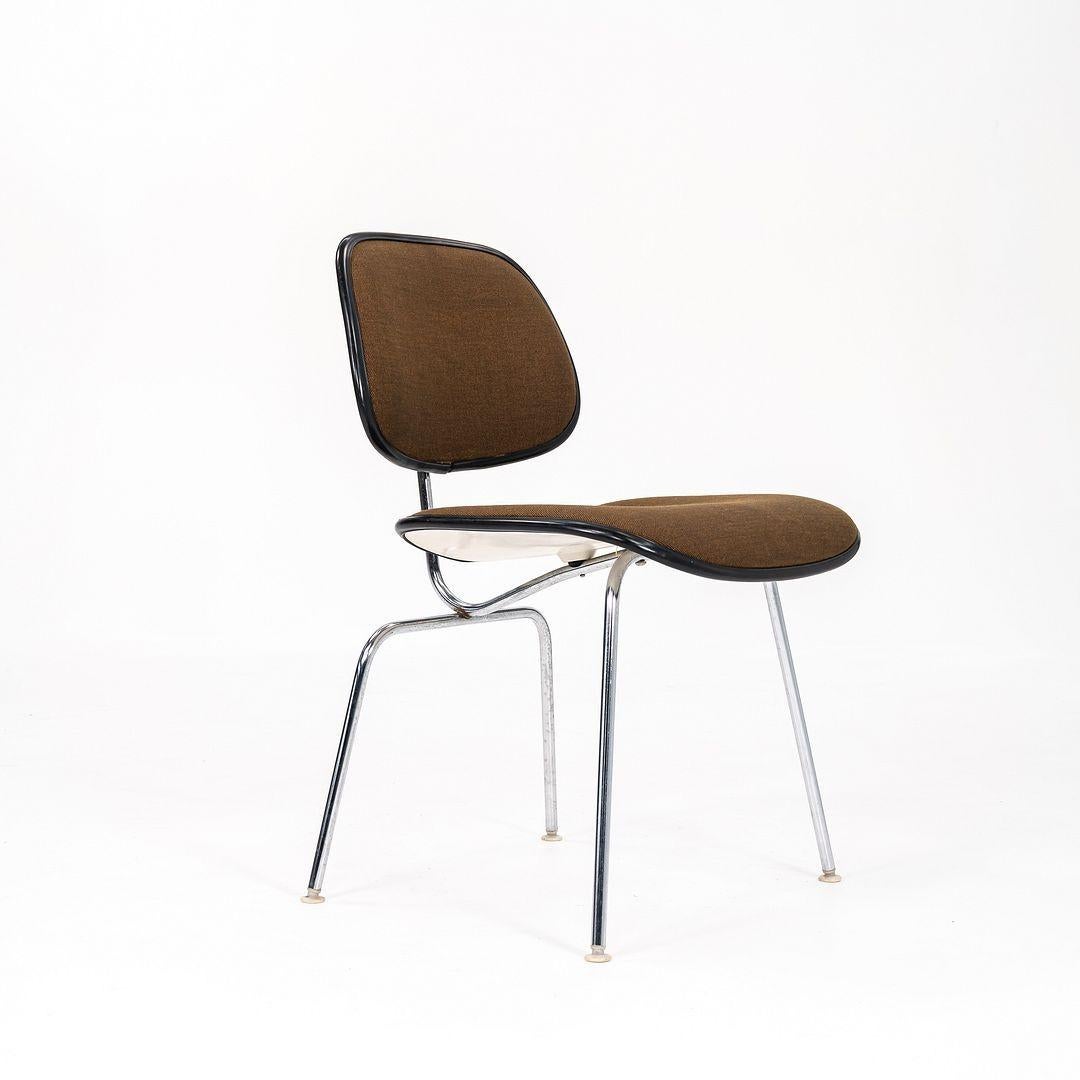 Questa è una sedia Eames DCMU, disegnata da Charles e Ray Eames per Herman Miller. Questo modello è stato progettato nel 1970. L'acronimo DCMU sta per Sedia altezza pranzo (D) (C) su base metallica (M) imbottita (U). La sedia è realizzata in fibra