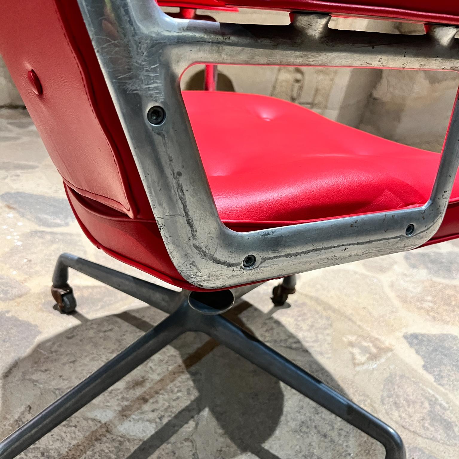 Años 70 Herman Miller Eames Rojo Time Life Silla de oficina ejecutiva Mid Century Mod en venta 3