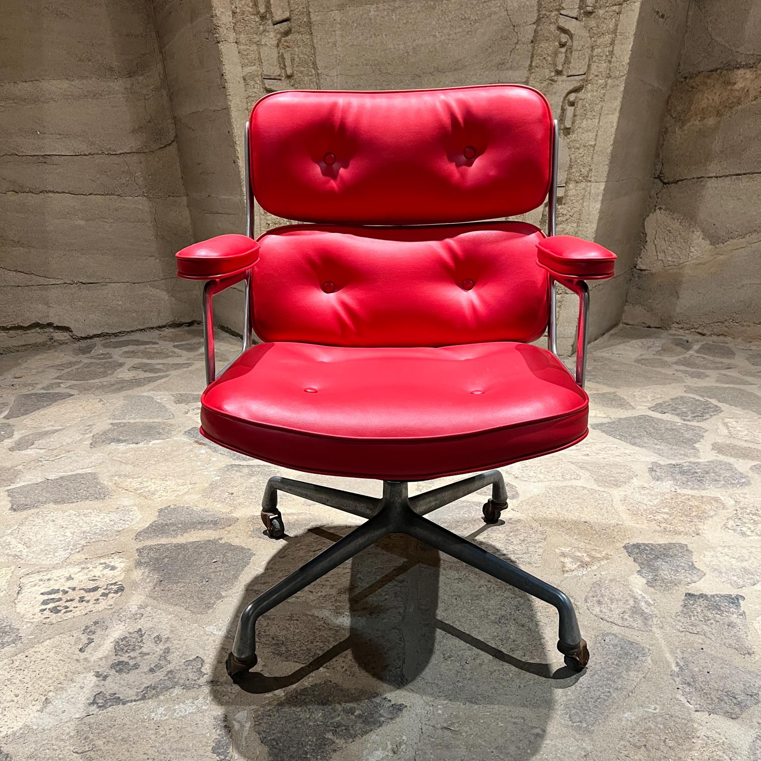 Años 70 Herman Miller Eames Rojo Time Life Silla de oficina ejecutiva Mid Century Mod Moderno de mediados de siglo en venta