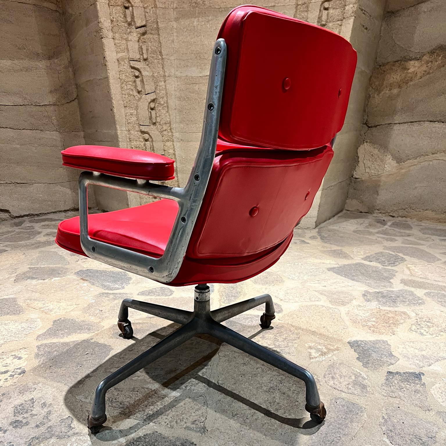 Años 70 Herman Miller Eames Rojo Time Life Silla de oficina ejecutiva Mid Century Mod finales del siglo XX en venta